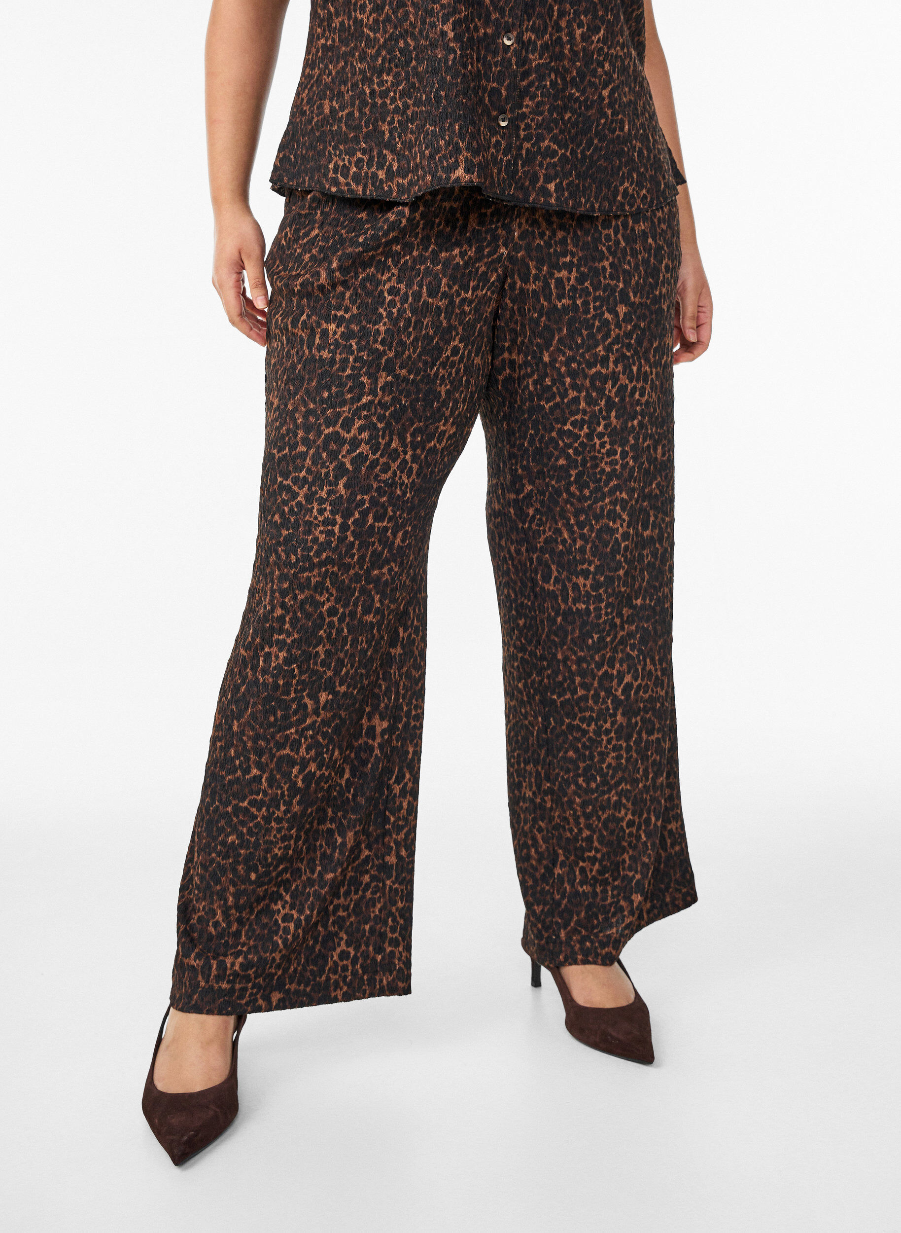 Zizzifashion Trousers with a wavy texture, Brown, Model image number 2