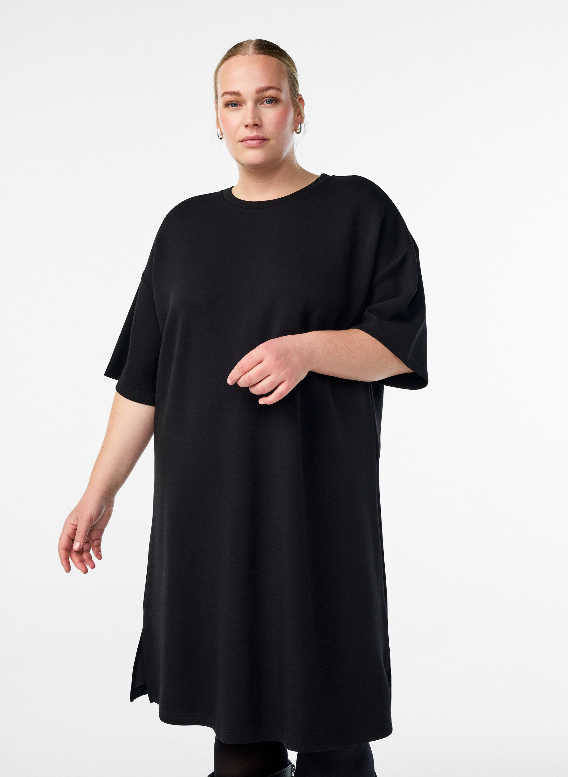 T-shirt dress in jersey with side slits, Black, Model
