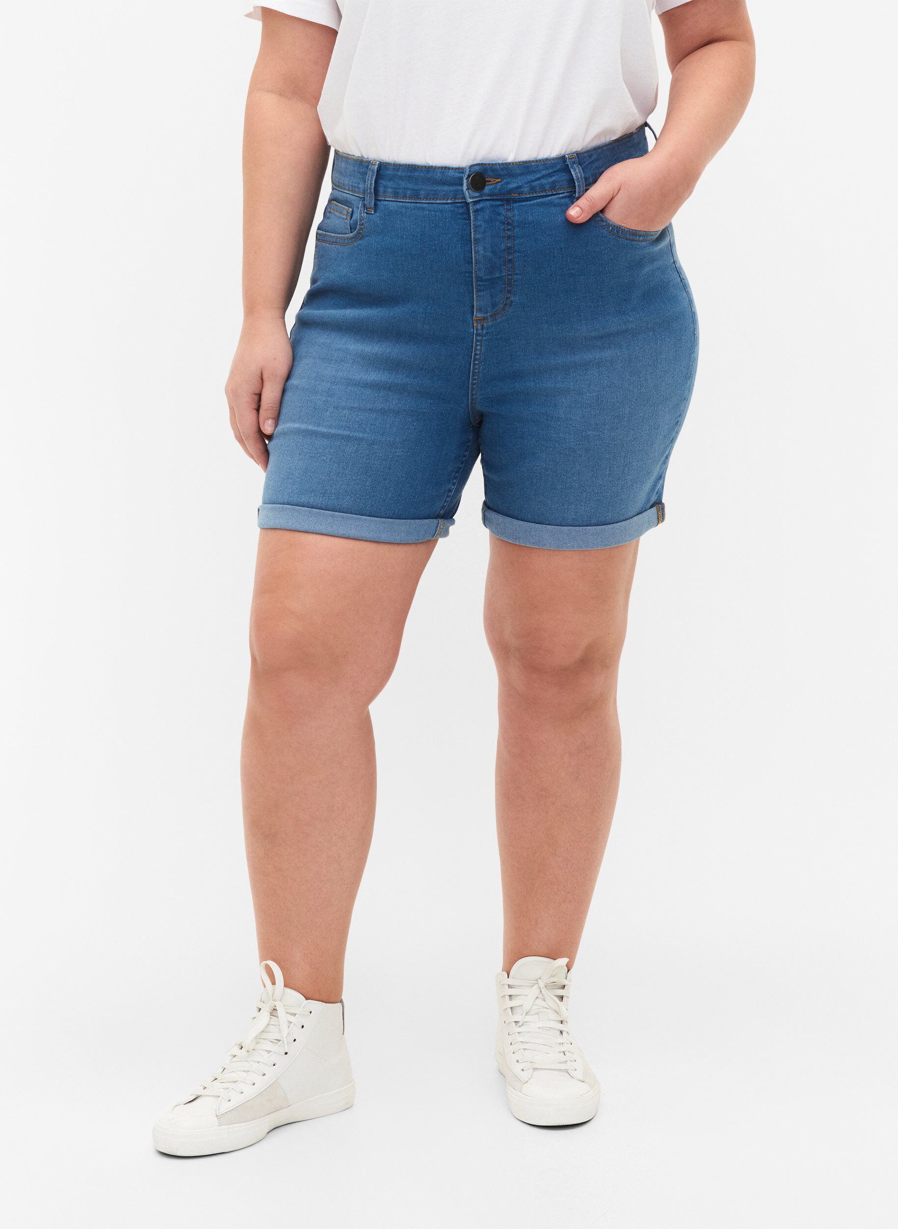 Zizzifashion High waisted denim shorts with slim fit, Medium Blue Denim, Model image number 2