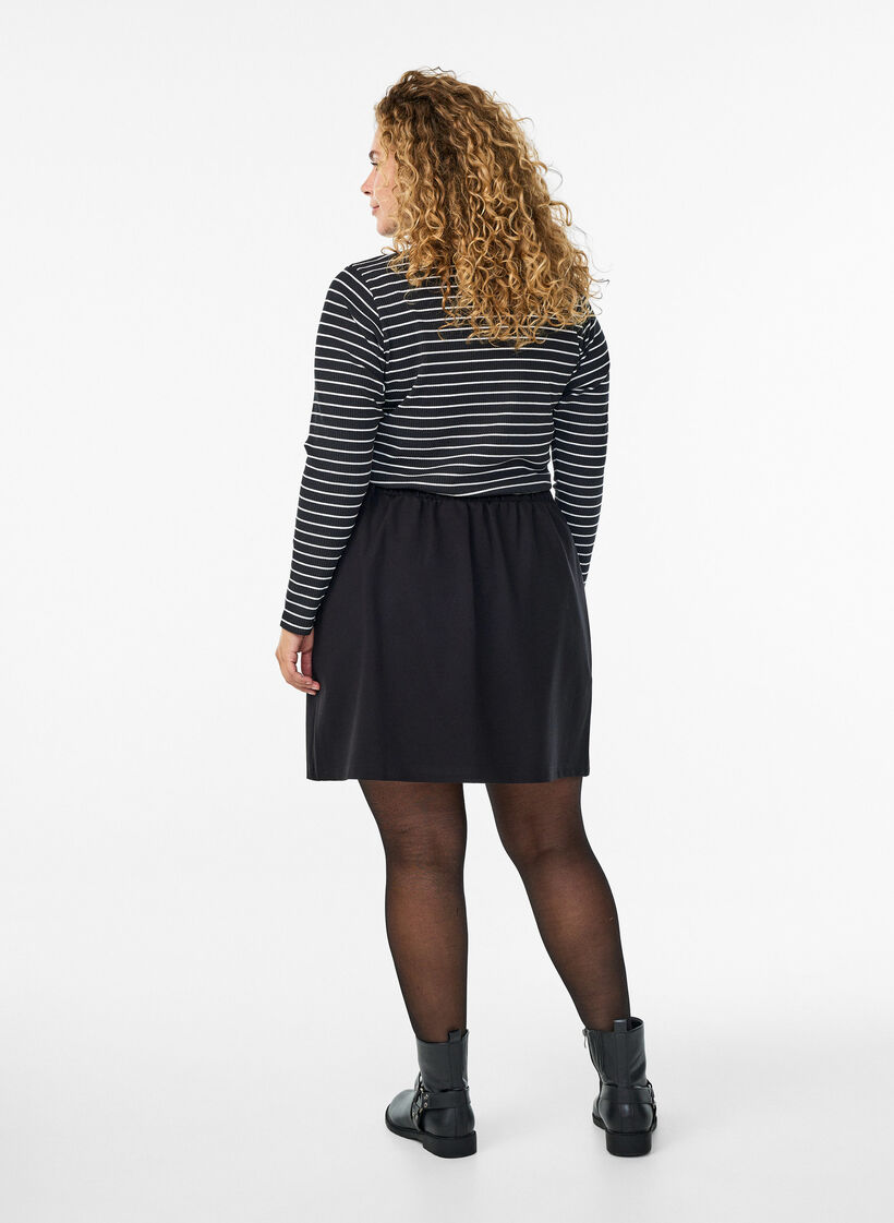 Short jersey skirt with slit, Black, Model image number 2