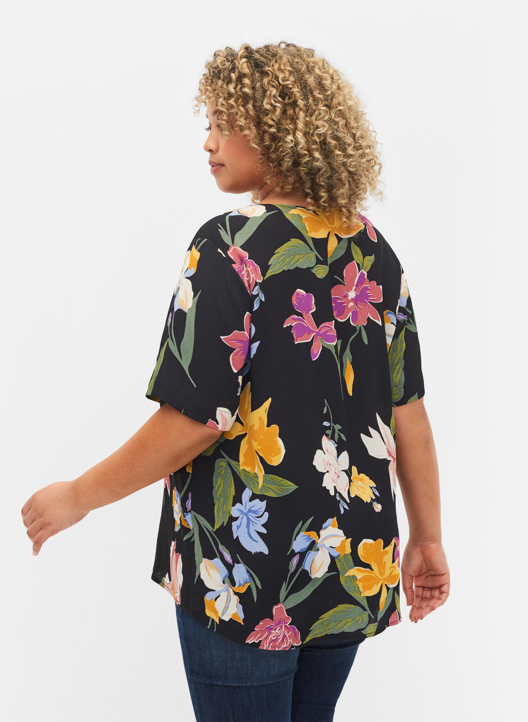 Zizzifashion Short-sleeved floral viscose blouse, Big Flower AOP, Model image number 1
