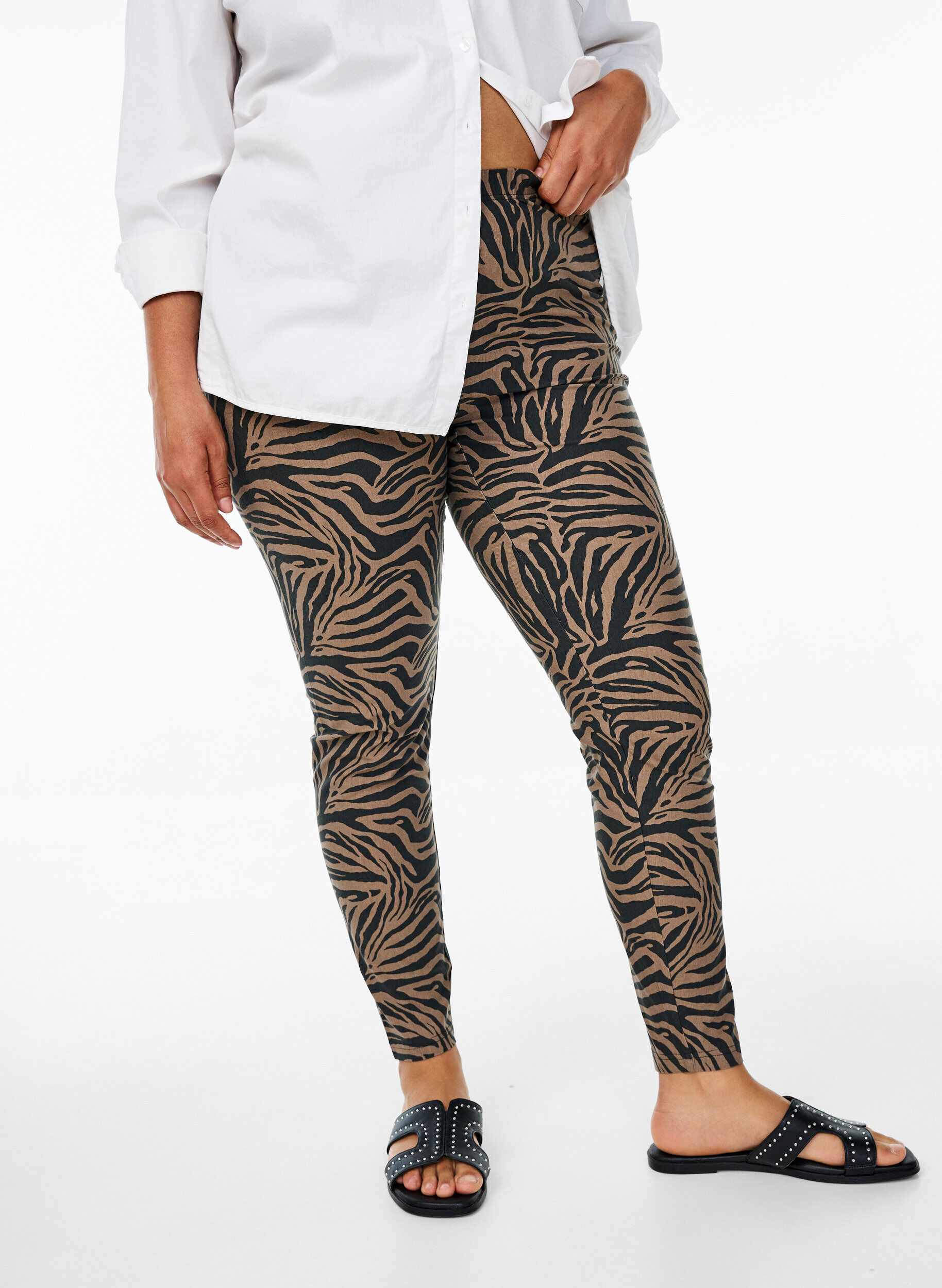 Viscose leggings with zebra print, Brown, Model
