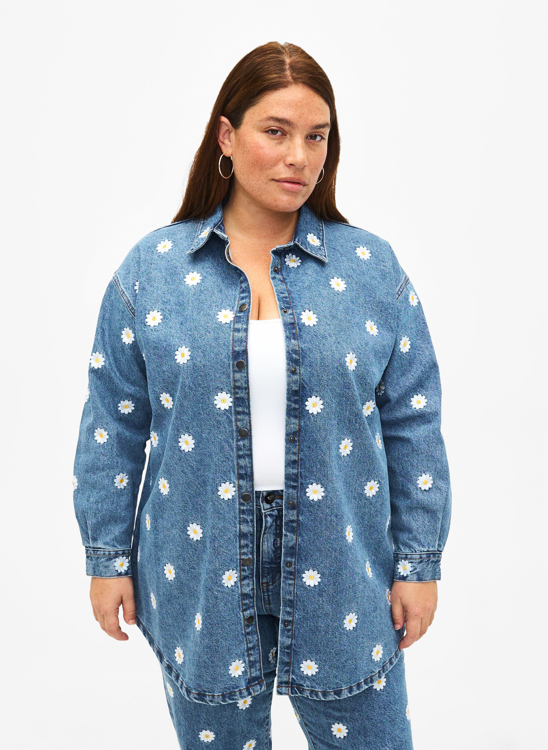 Zizzifashion Loose denim shirt with embroidered daisies, L.B. Flower, Model image number 0