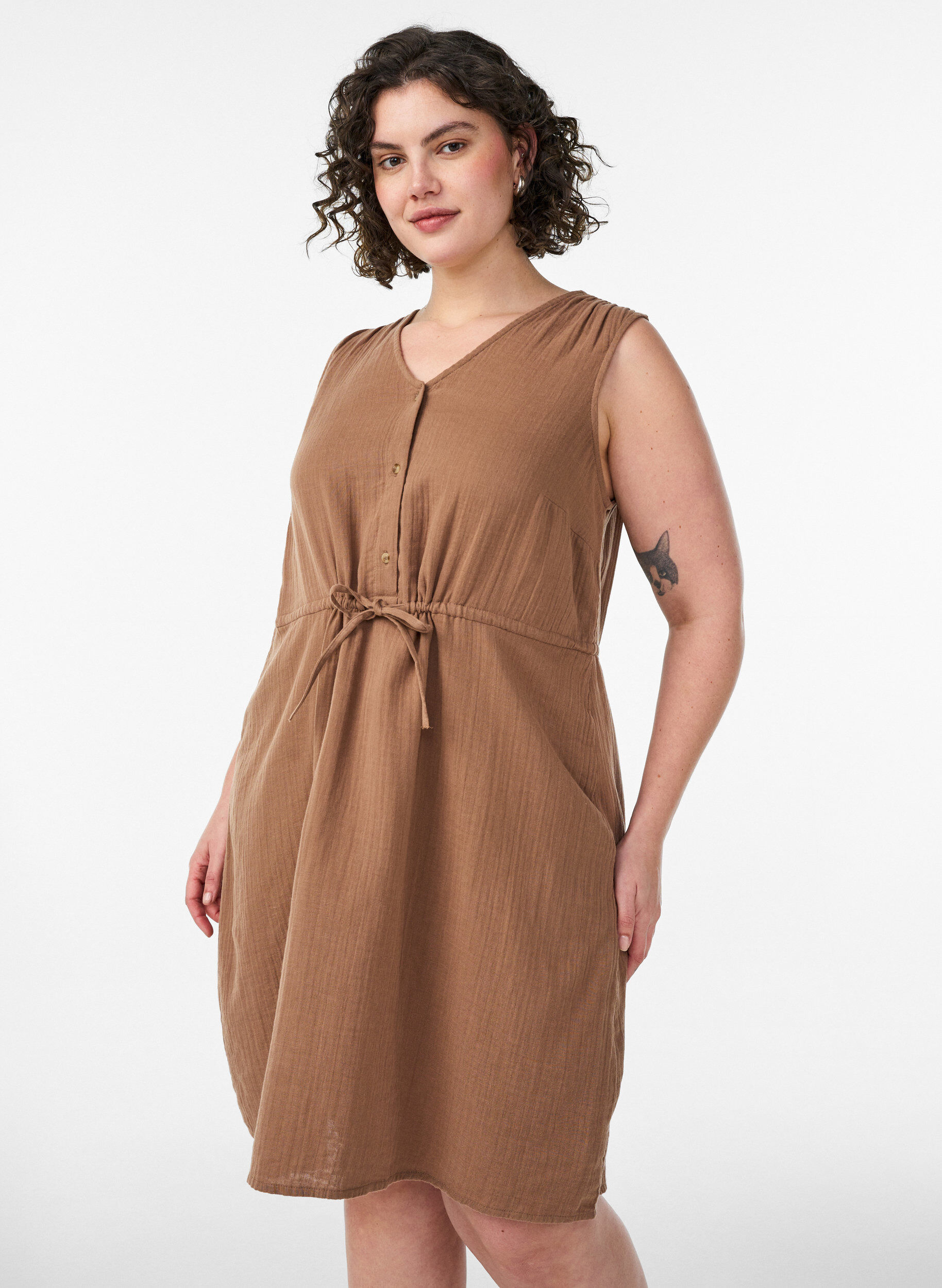 Sleeveless cotton muslin dress with tie string, Brown, Model