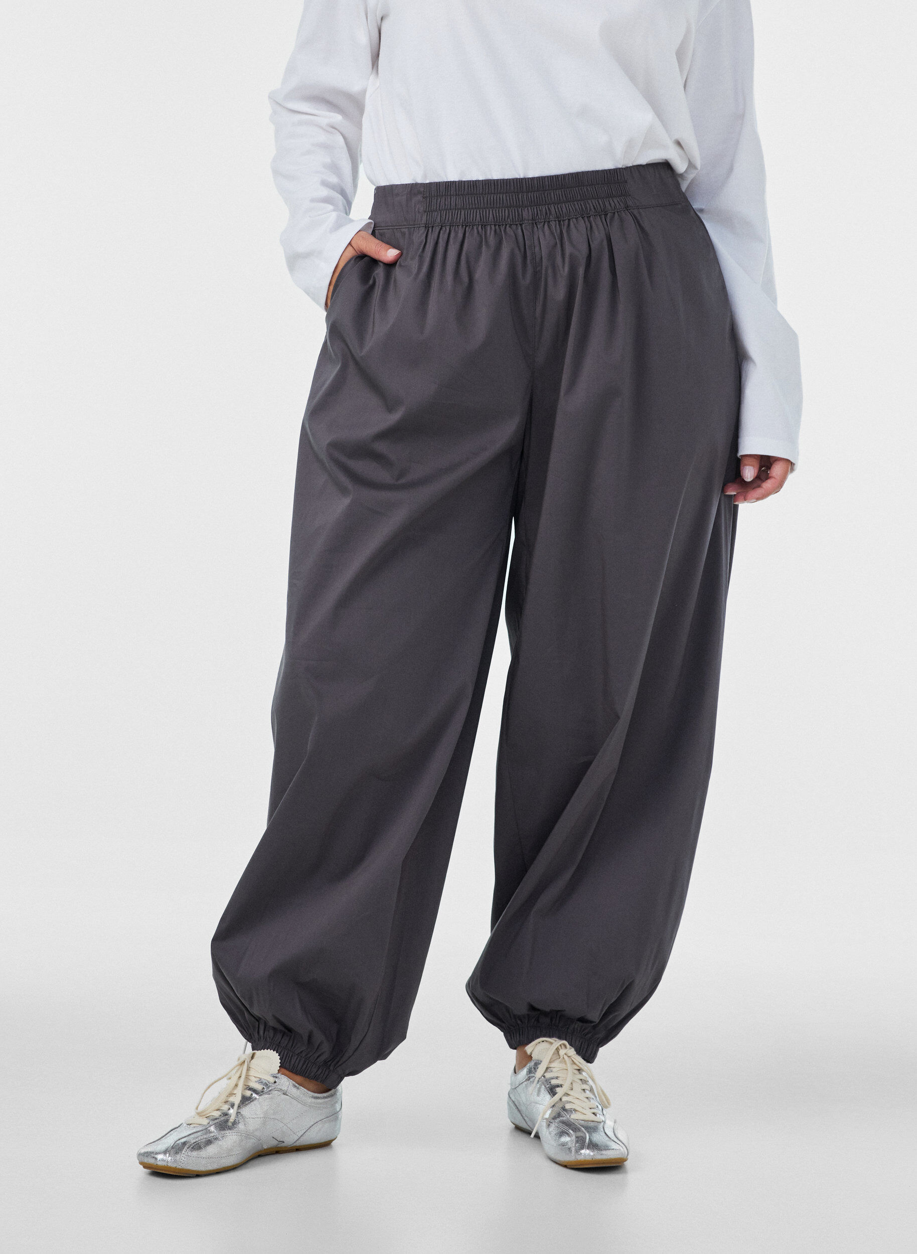 ZizzifashionBalloon trousers with pockets and an elasticated waistband, Dark Grey, Model image number 2