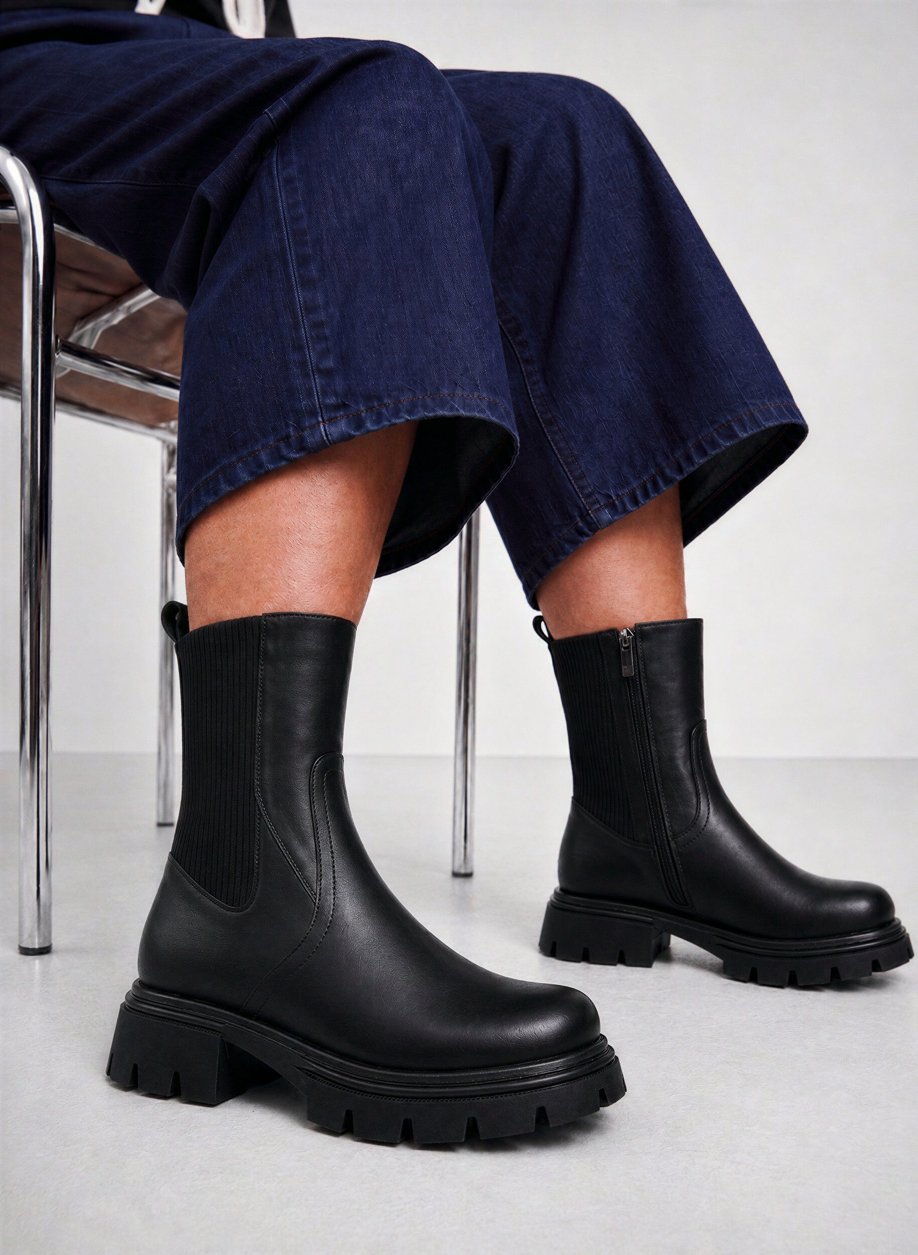 ZizzifashionChelsea boot with a chunky sole and ribbed panels, Black, Image image number 0