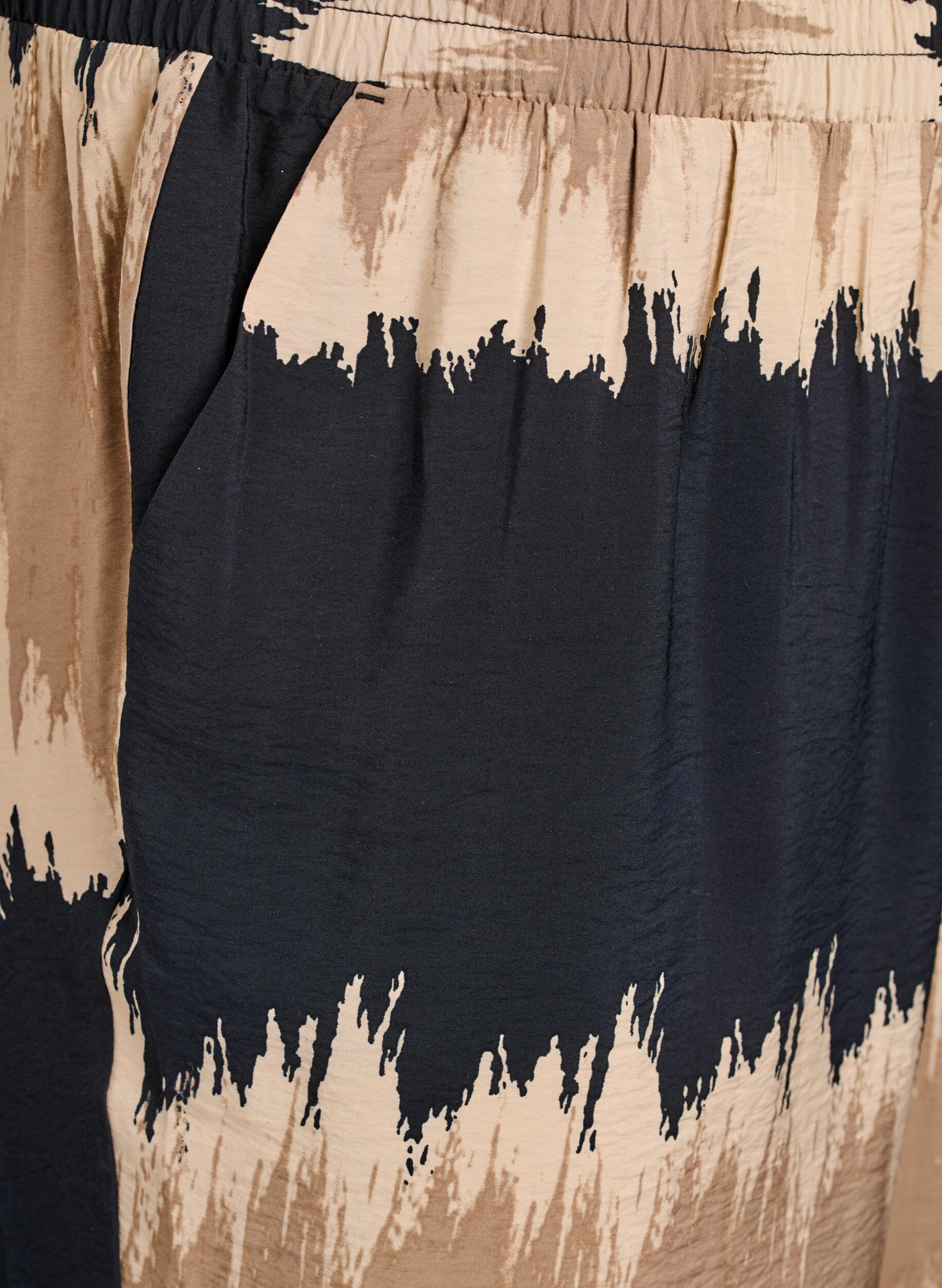 Zizzifashion Loose trousers with graphic print, Black, Packshot image number 2