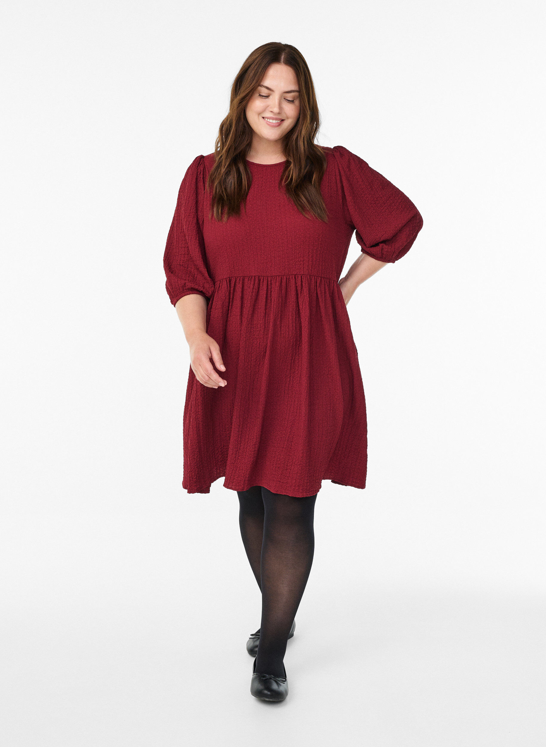 Zizzifashion FLASH - Short dress with texture and 3/4 sleeves, Dark Bordeaux, Model image number 1