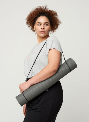 3 mm exercise mat with a carrying strap, Dark Shadow, Model image number 0