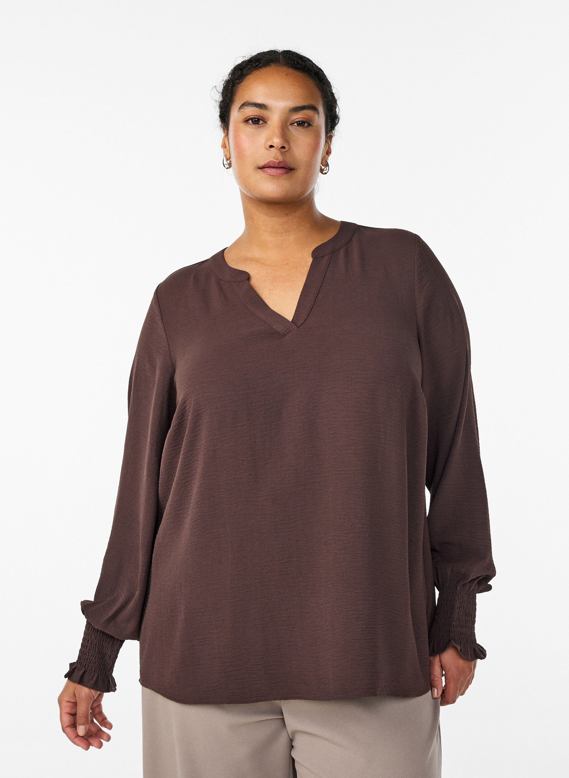 Blouse with smock cuffs and V-neck, Brown, Model