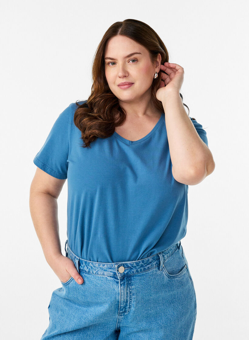 Solid coloured basic t-shirt in cotton, Grey, Model image number 1