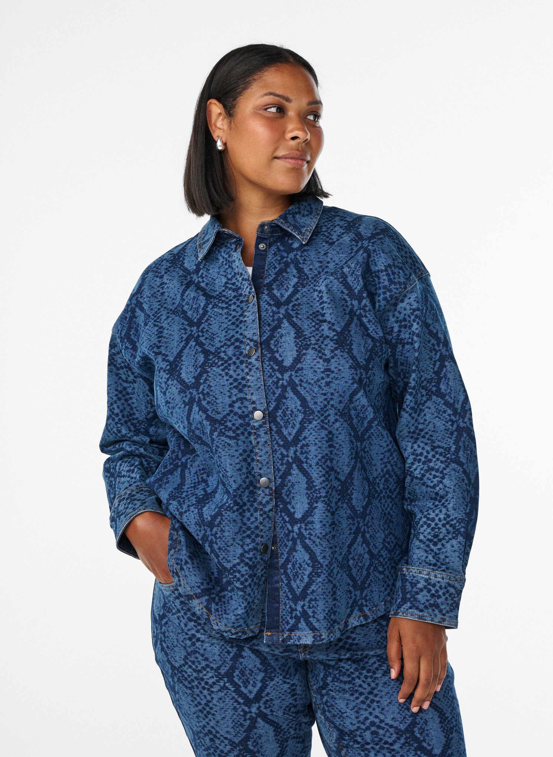 Loose denim shirt with snake print, Blue, Model