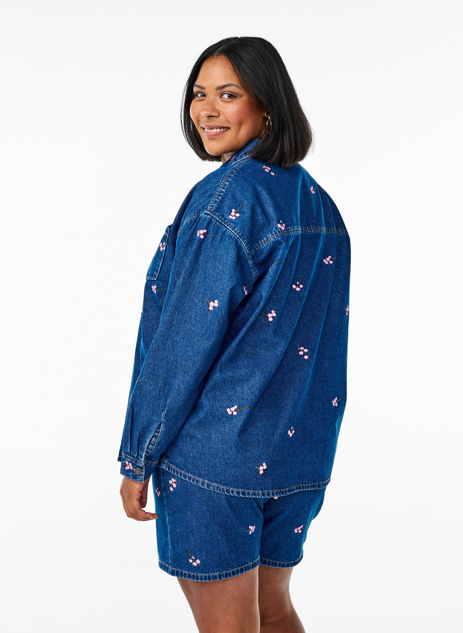 Zizzifashion Denim shorts with embroidered flowers, Blue, Model image number 2