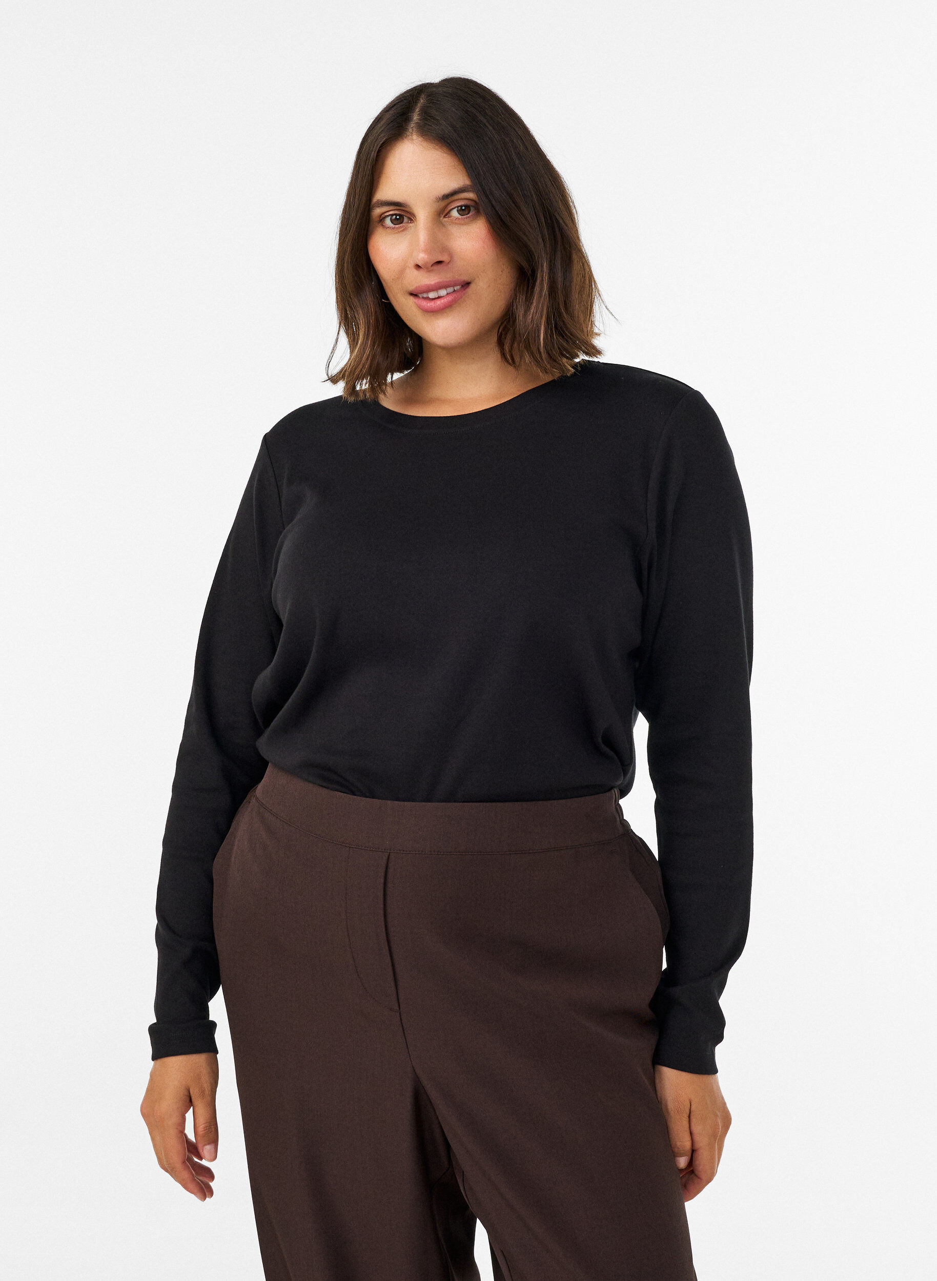 Long-sleeved basic T-shirt with a round neck, Black, Model
