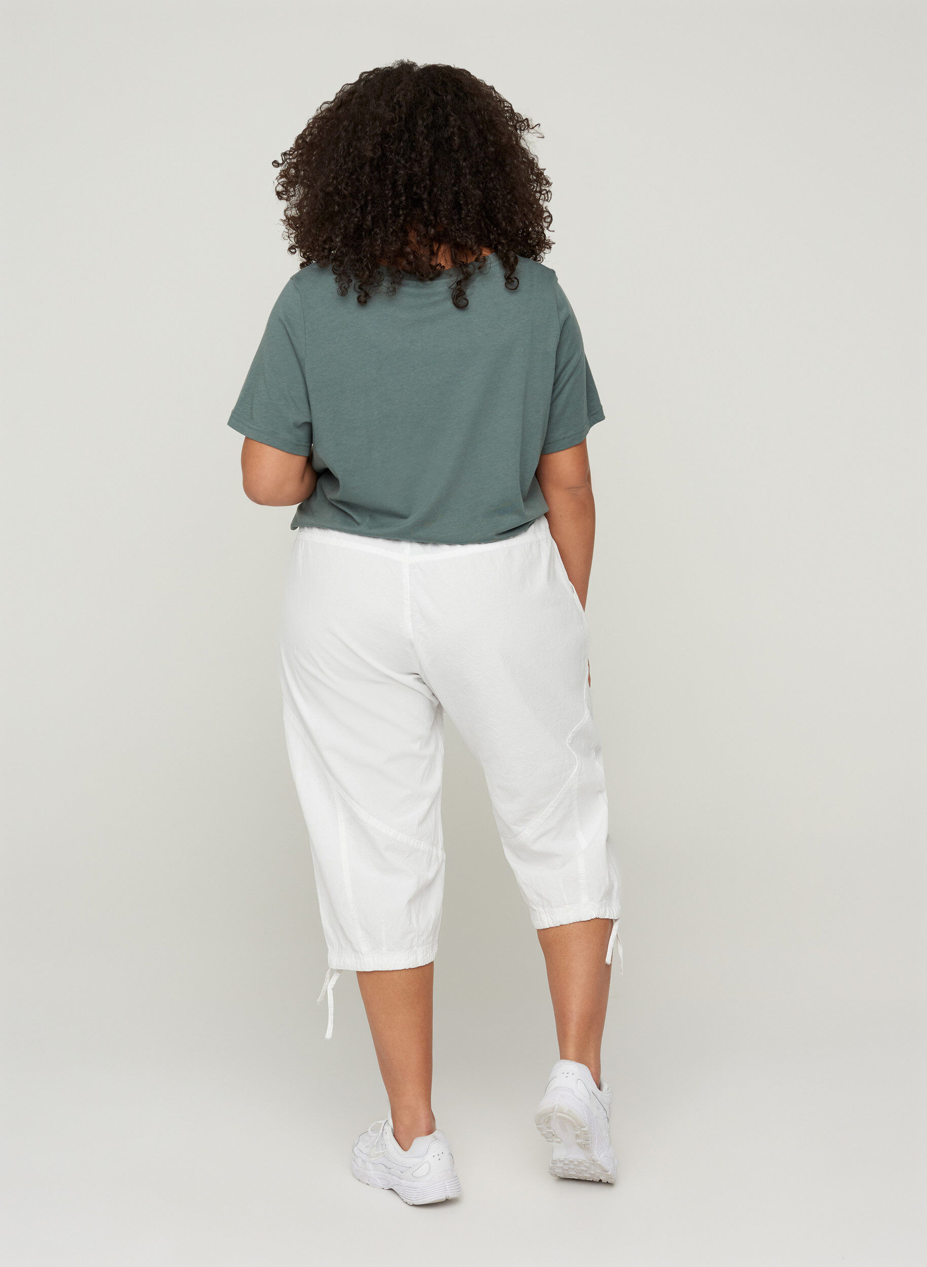 Zizzifashion Loose cropped trousers in cotton, White, Model image number 2