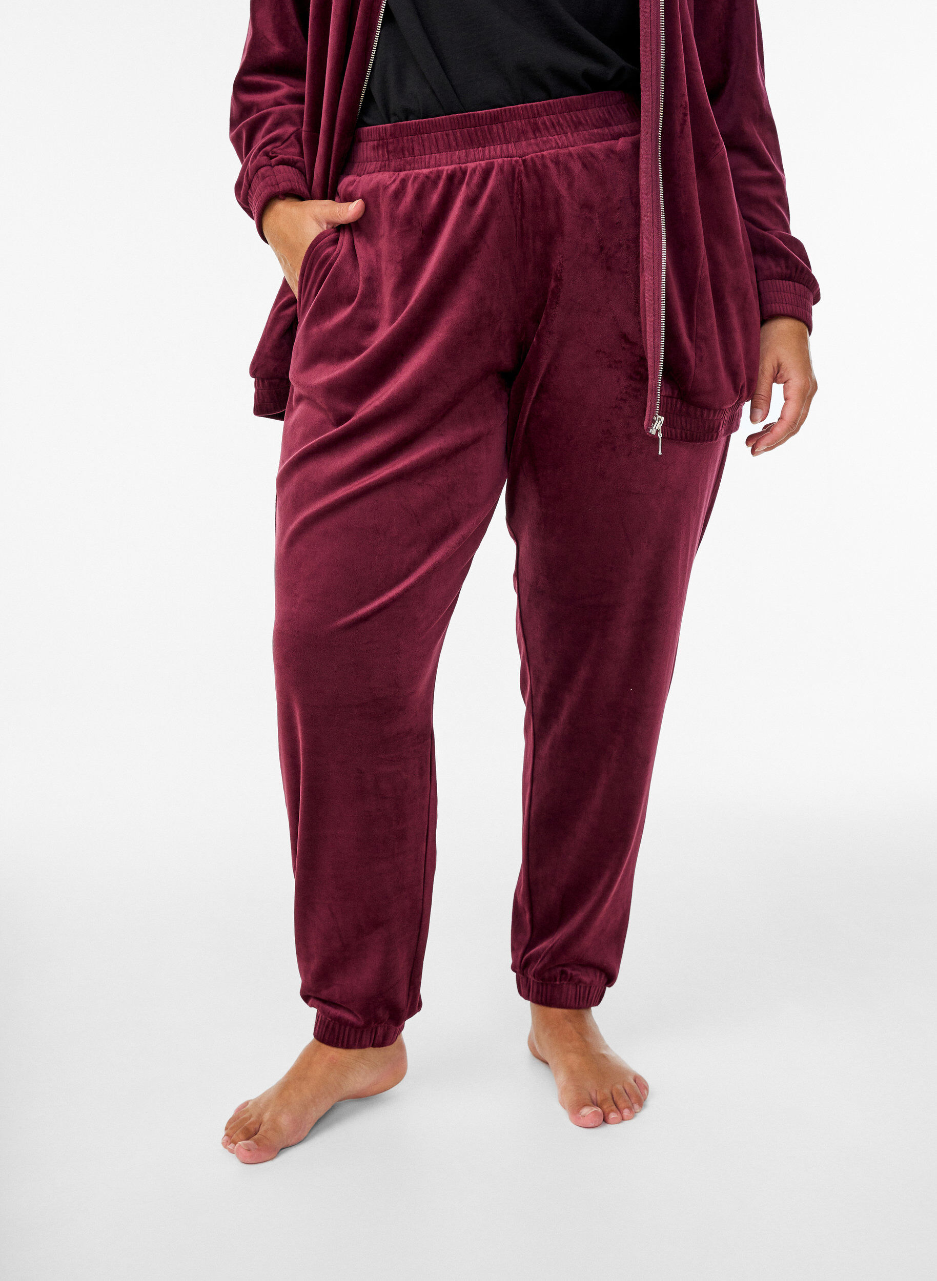 Zizzifashion Loose velvet trousers, Dark Bordeaux, Model image number 2