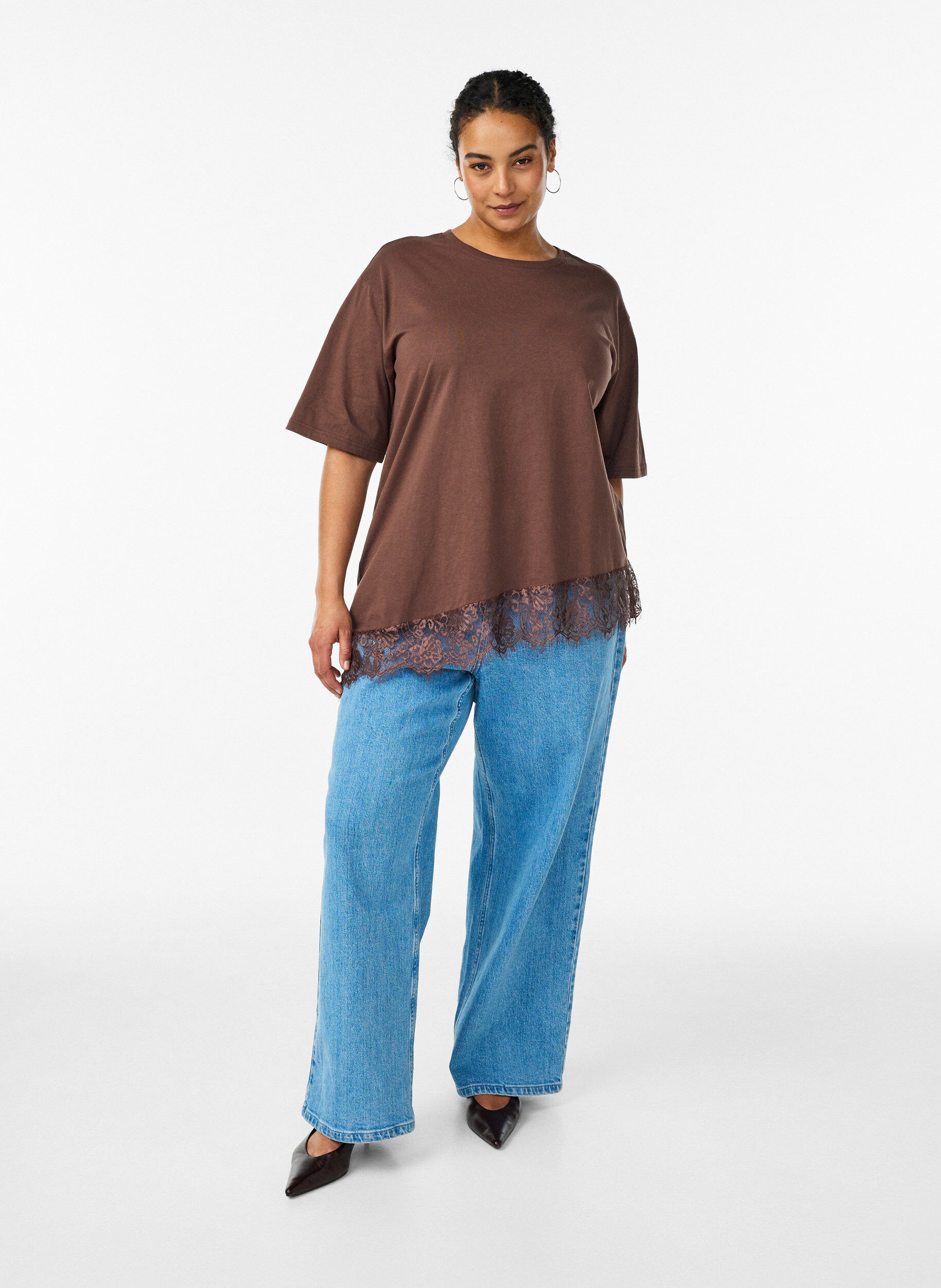 Zizzifashion T-shirt with asymmetric lace hem, Brown, Model image number 1