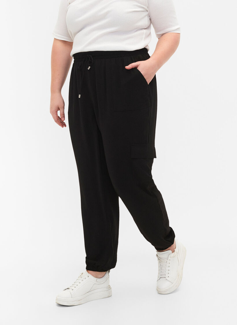 Solid coloured trousers with large pockets, Black, Model image number 2