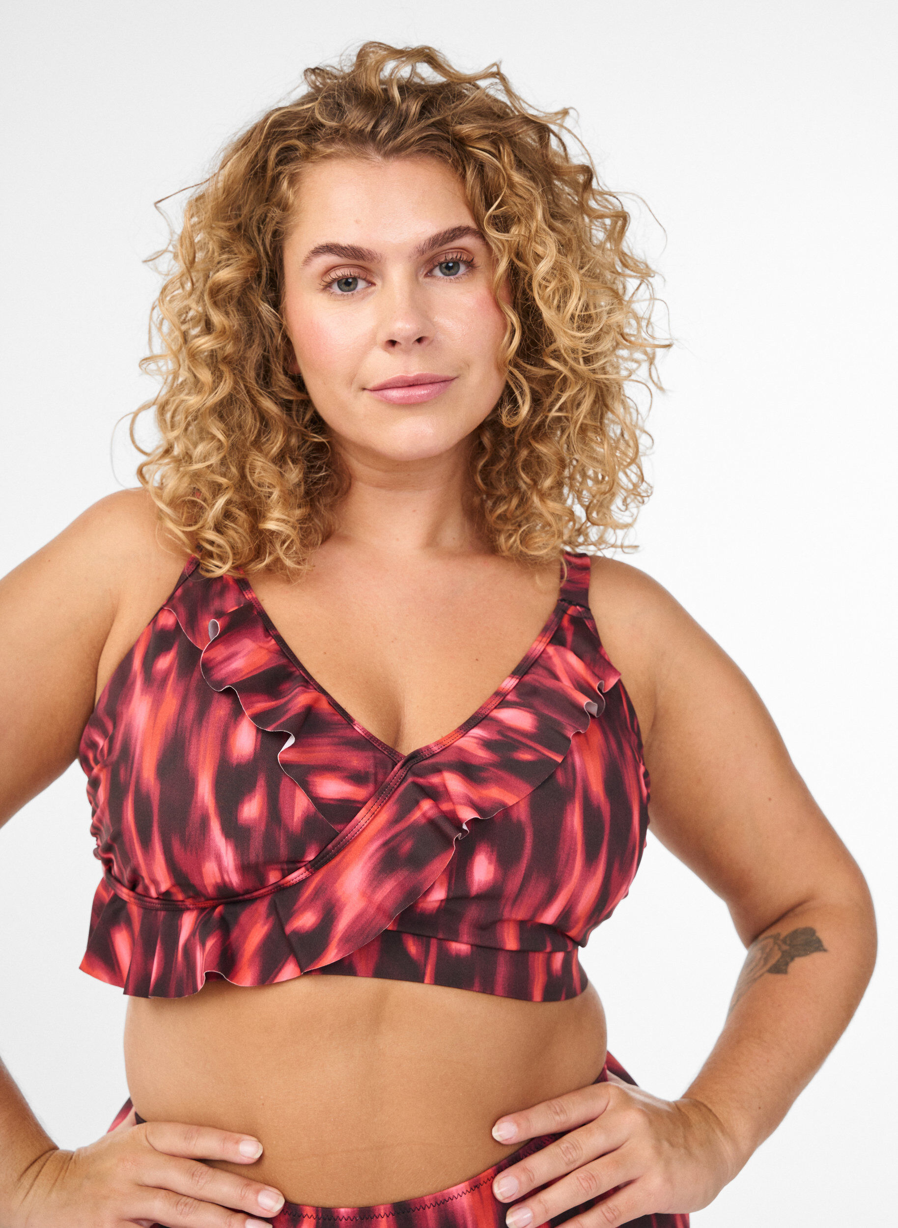 Bikini top with print and ruffle details, Pink, Model