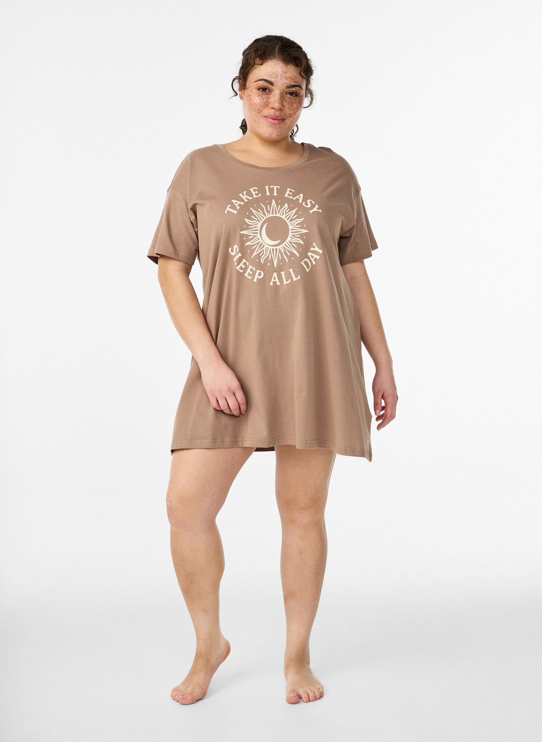 Zizzifashion Long night T-shirt in organic cotton with print, Beige, Model image number 1