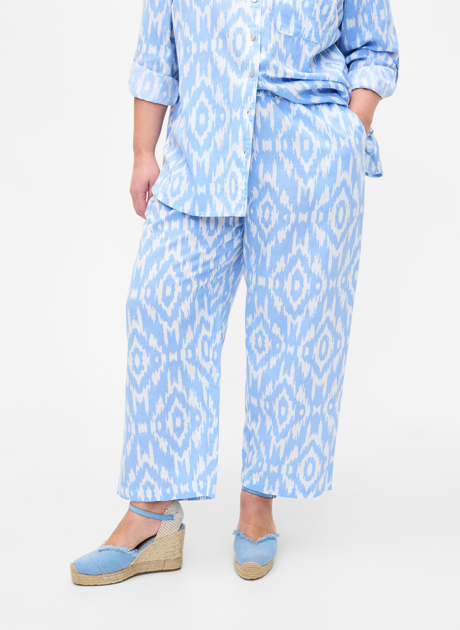 Zizzifashion Patterned trousers with linen, Serenity AOP, Model image number 2
