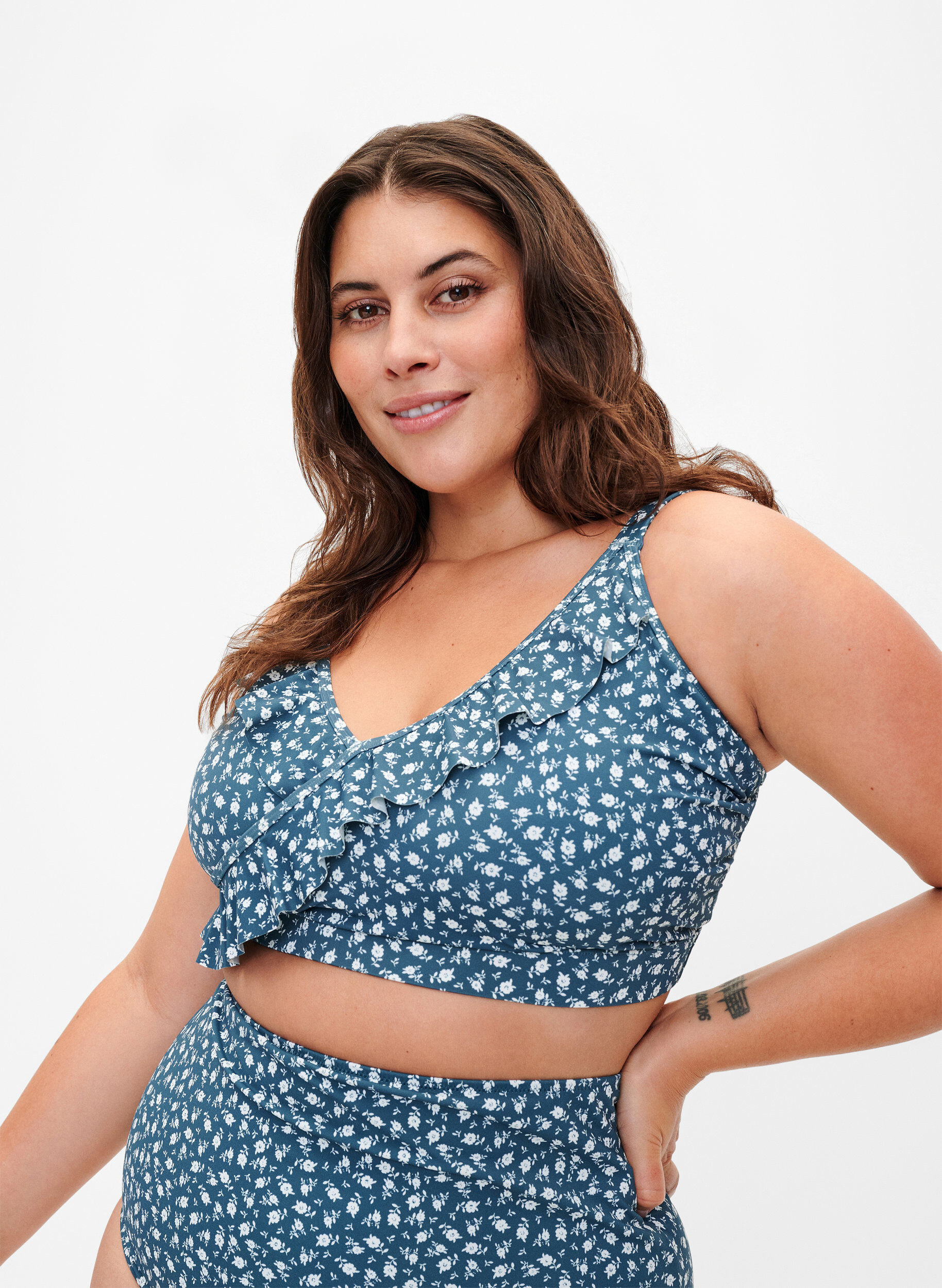 Zizzifashion Floral bikini top with ruffle details, Petrol, Model image number 0