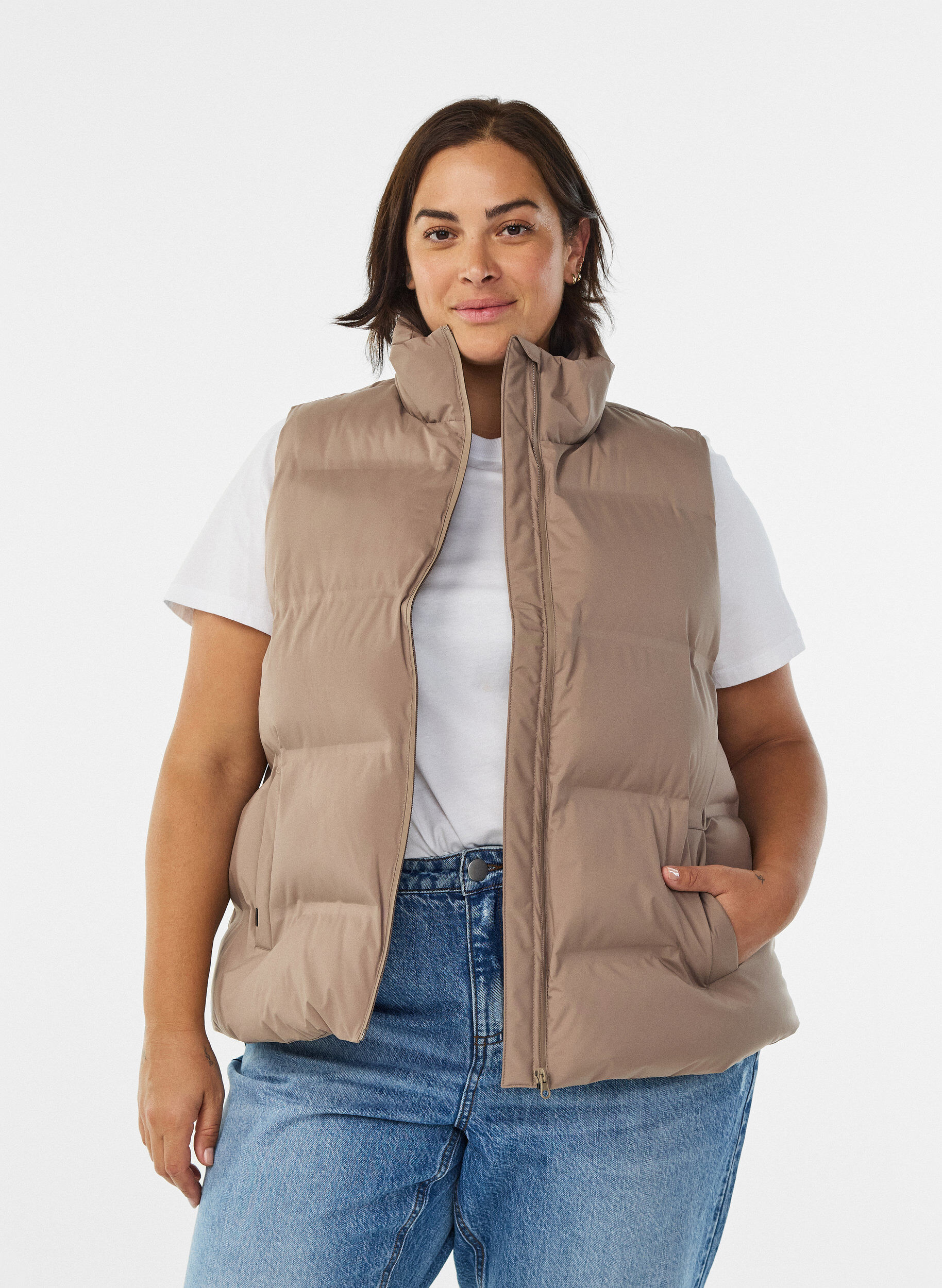 Short puff vest with high collar, Brown, Model