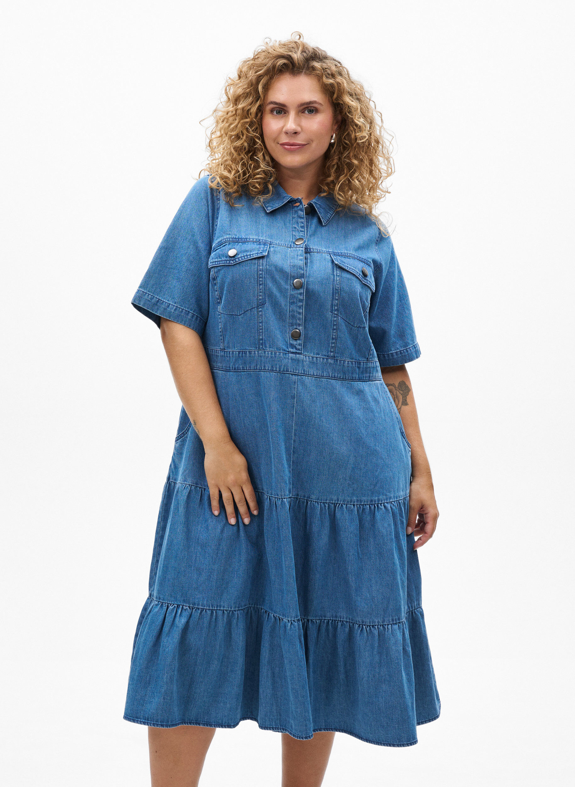 Midi denim dress with buttons and short sleeves, Blue, Model