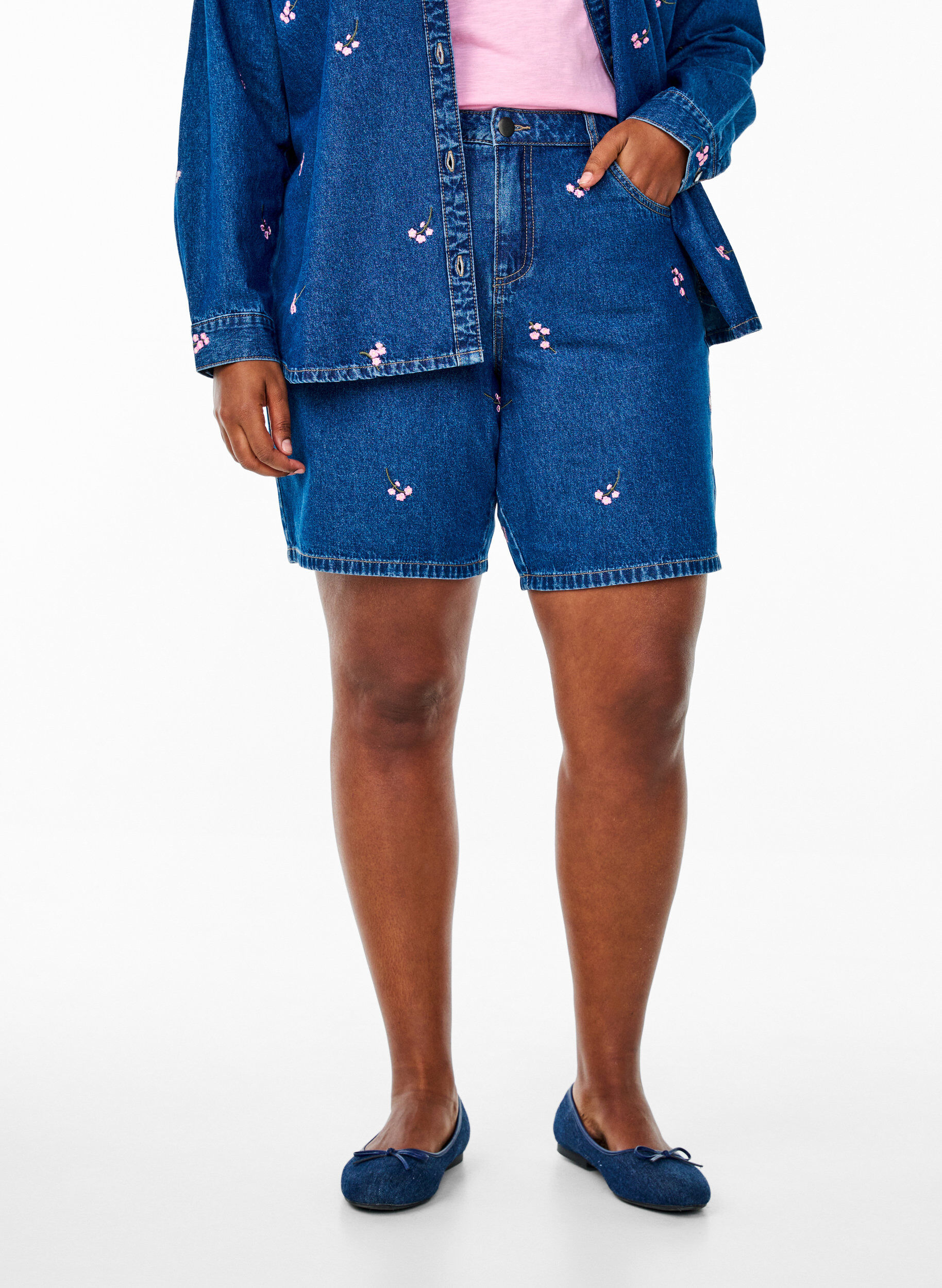 Zizzifashion Denim shorts with embroidered strawberries, Blue, Model image number 3