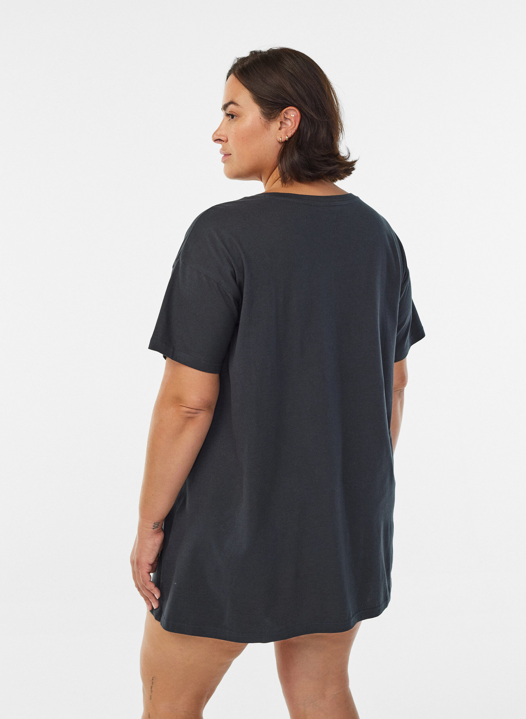 Zizzifashion Long night T-shirt in organic cotton with print, Dark Grey, Model image number 2