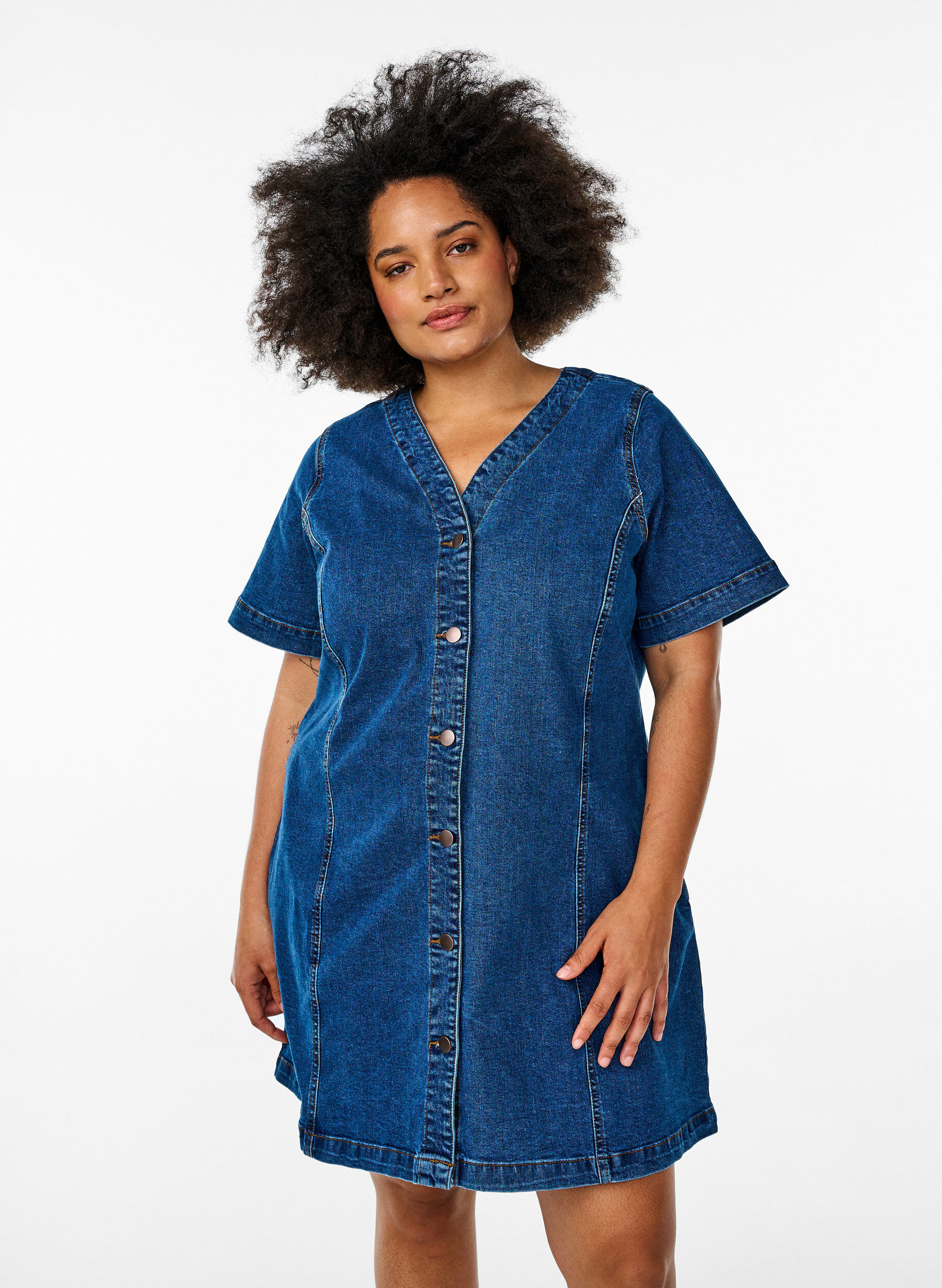Short denim dress with a v-neck, Blue, Model