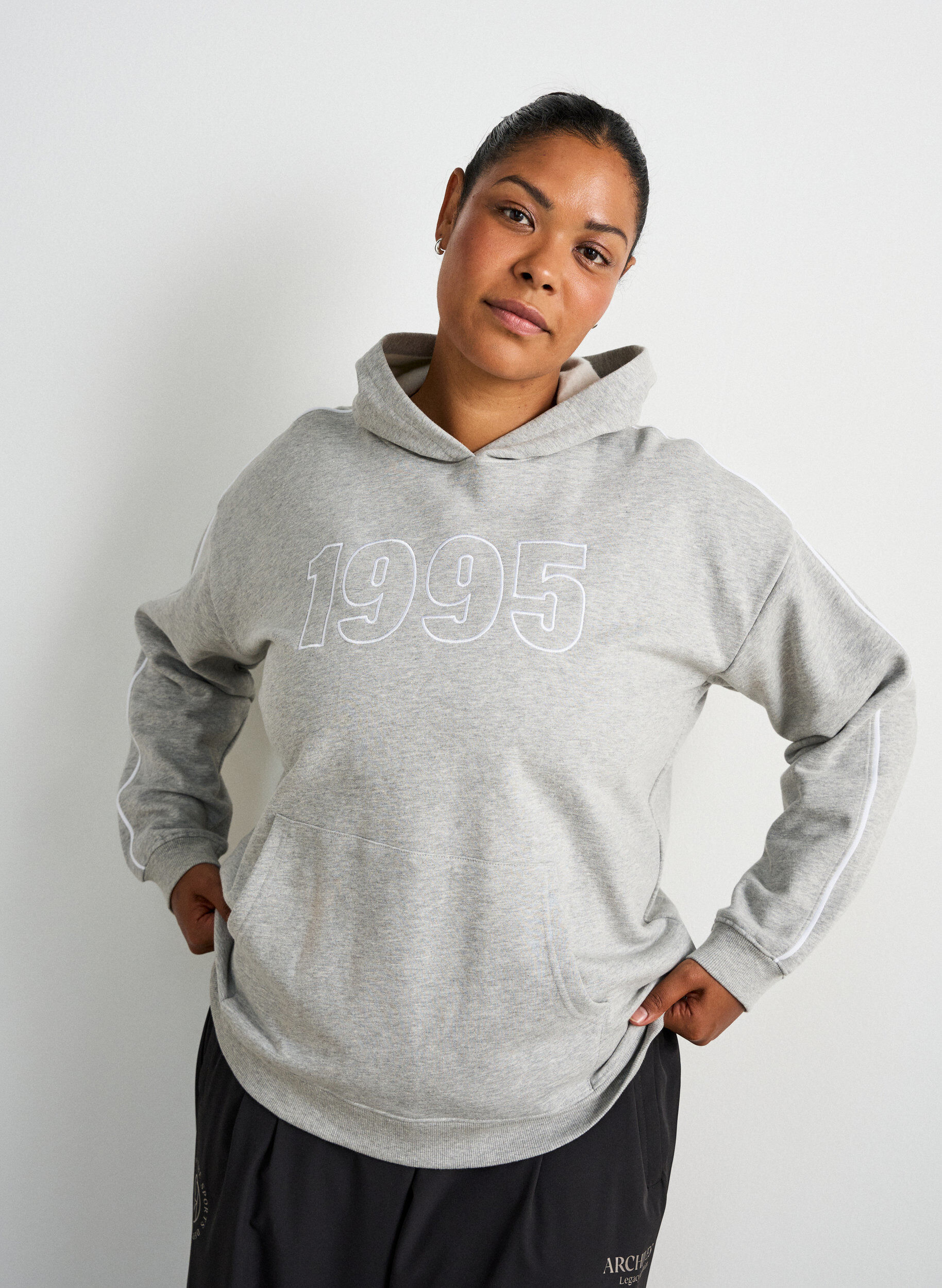 ZizzifashionHoodie with embroidered motif, Grey, Model image number 3