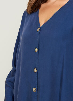 V-neck lyocell shirt, Dark Denim, Model image number 2