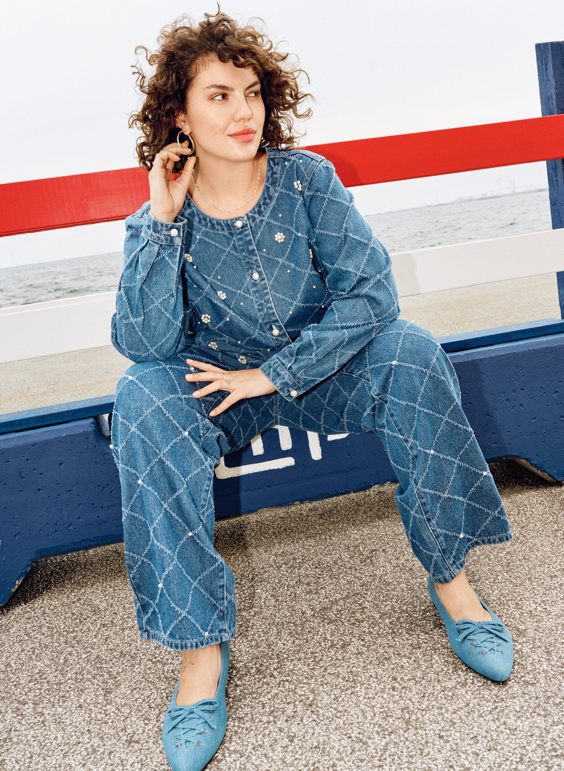 Kiana jeans with a high waist and distressed pattern