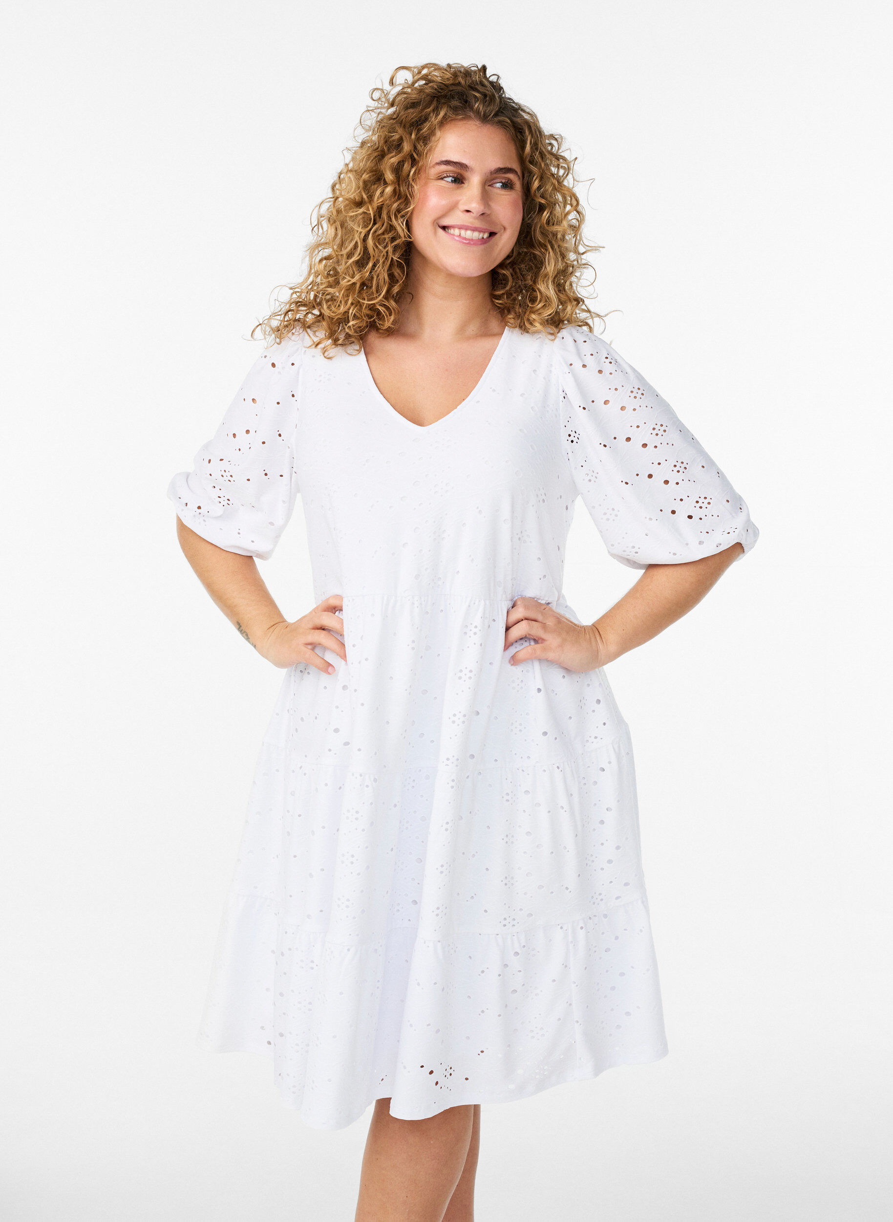 Broderie anglaise dress with a V-neck and 1/2 sleeves, White, Model