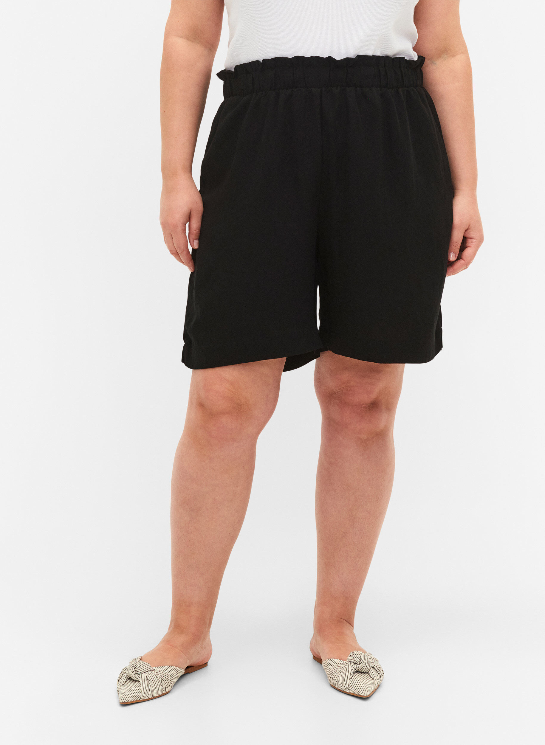 Zizzifashion Loose shorts in viscose, Black, Model image number 2
