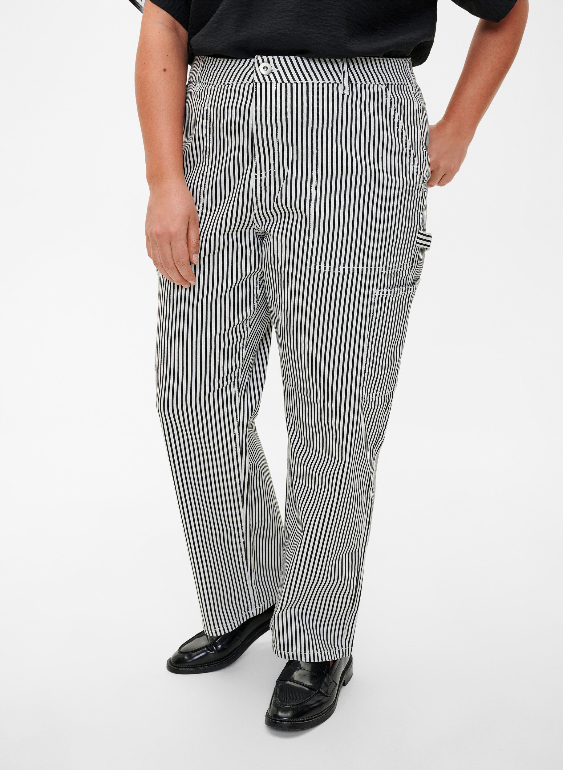 Zizzifashion Striped cargo jeans with a straight fit, Black White Stripe, Model image number 2