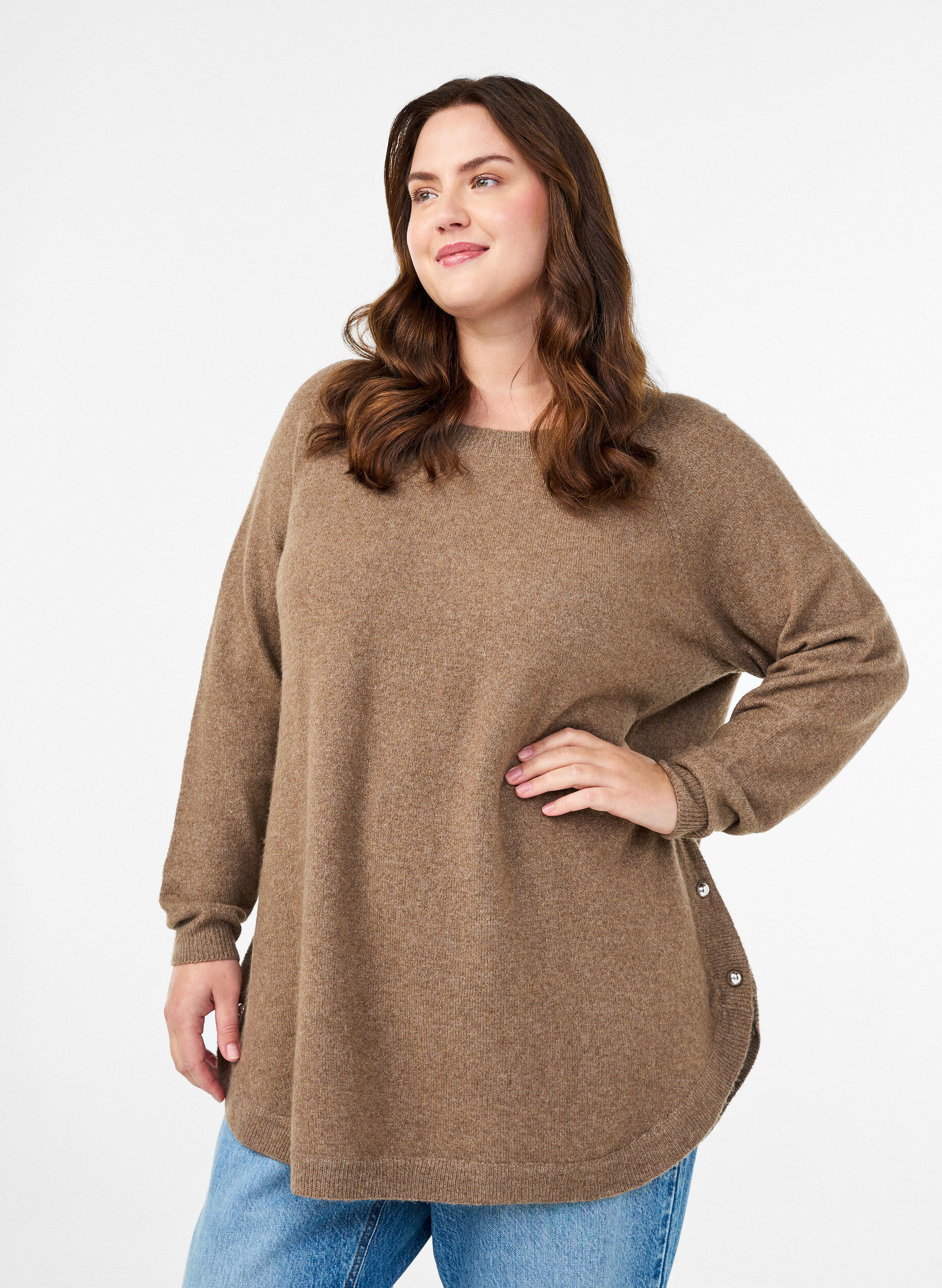 Long knitted blouse with ball buttons, Brown, Model