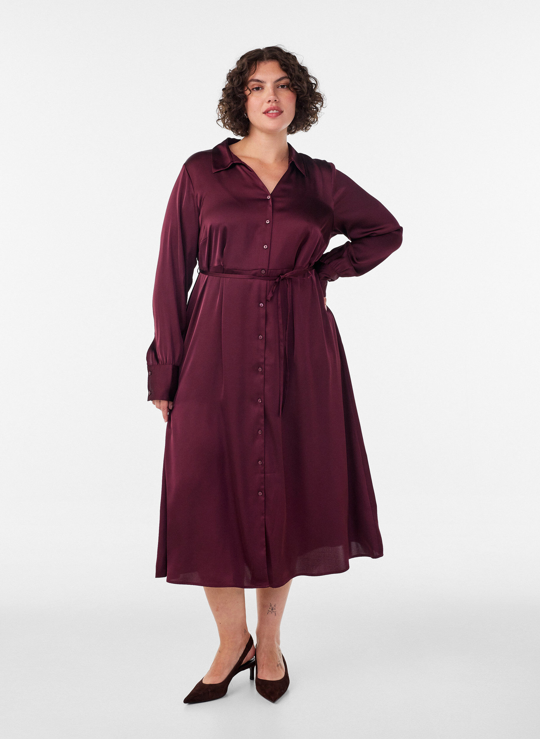 Satin shirt dress with a tie-belt, Red, Model
