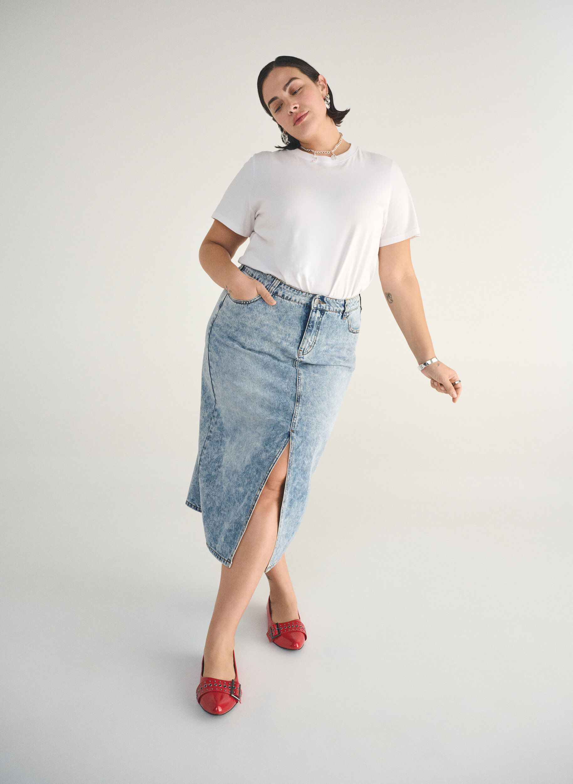 Zizzifashion Denim maxi skirt with a front slit, Light Blue, Image image number 0