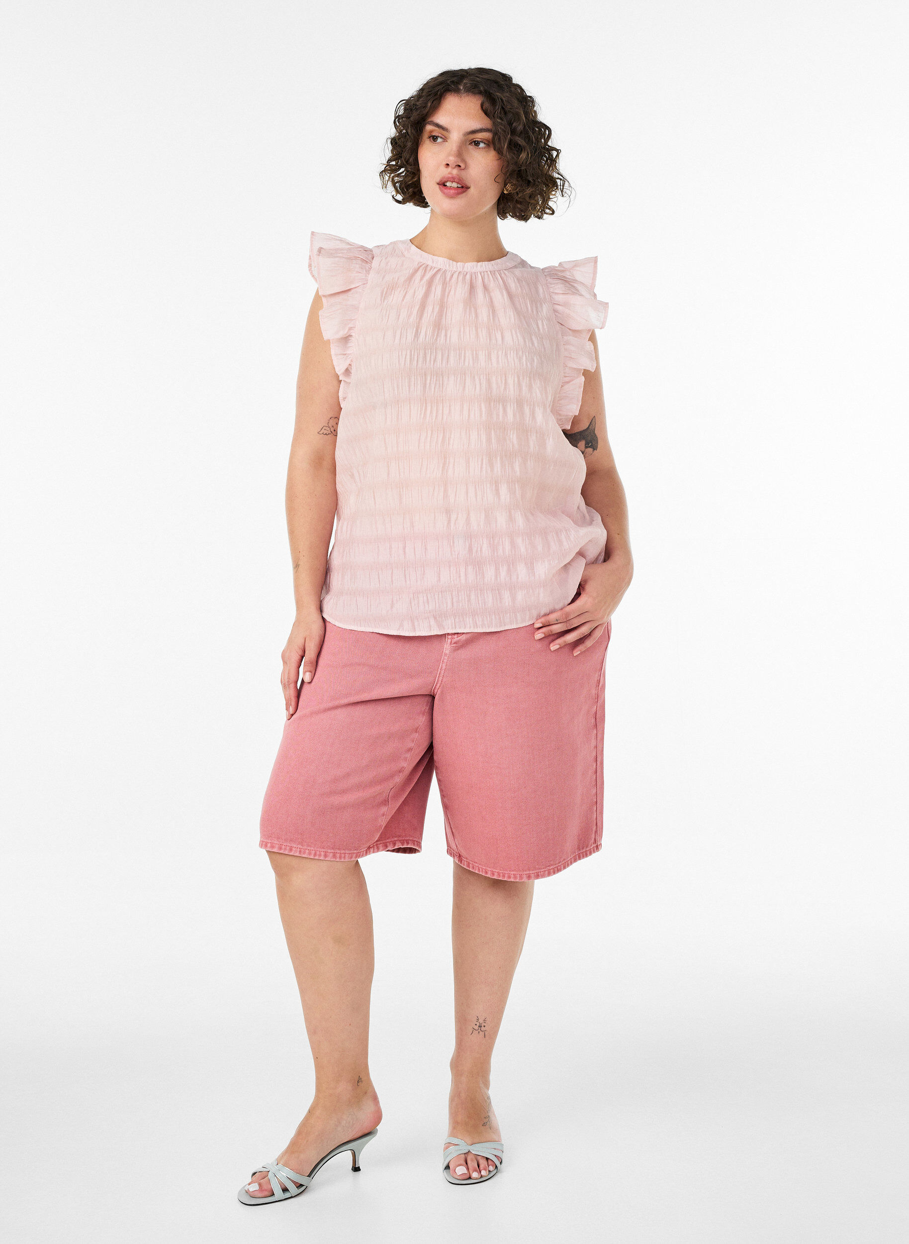 Zizzifashion Sleeveless blouse with texture and ruffles, Rose, Model image number 1