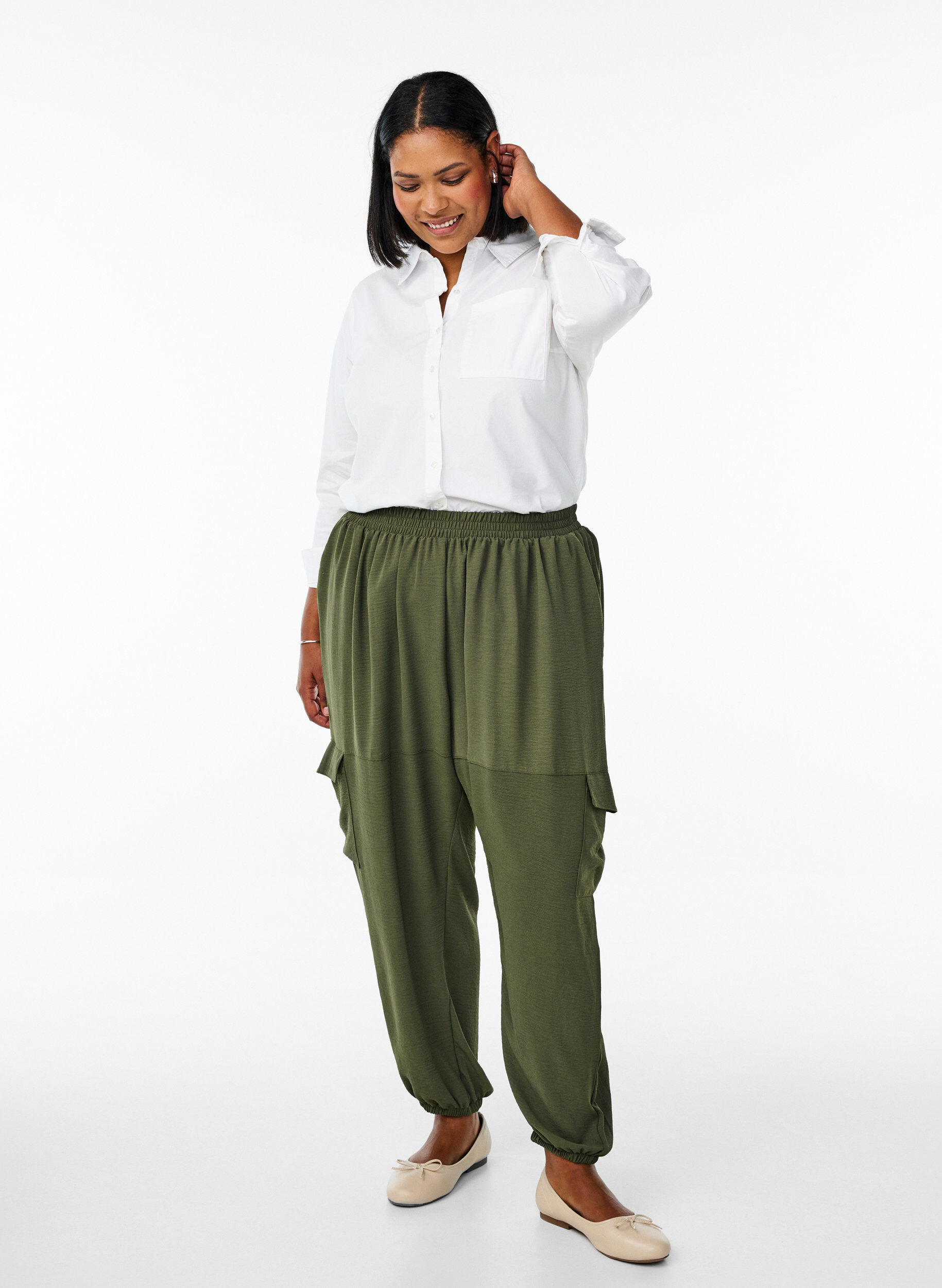 Harem trousers with cargo pockets and elasticated waist, Green, Model
