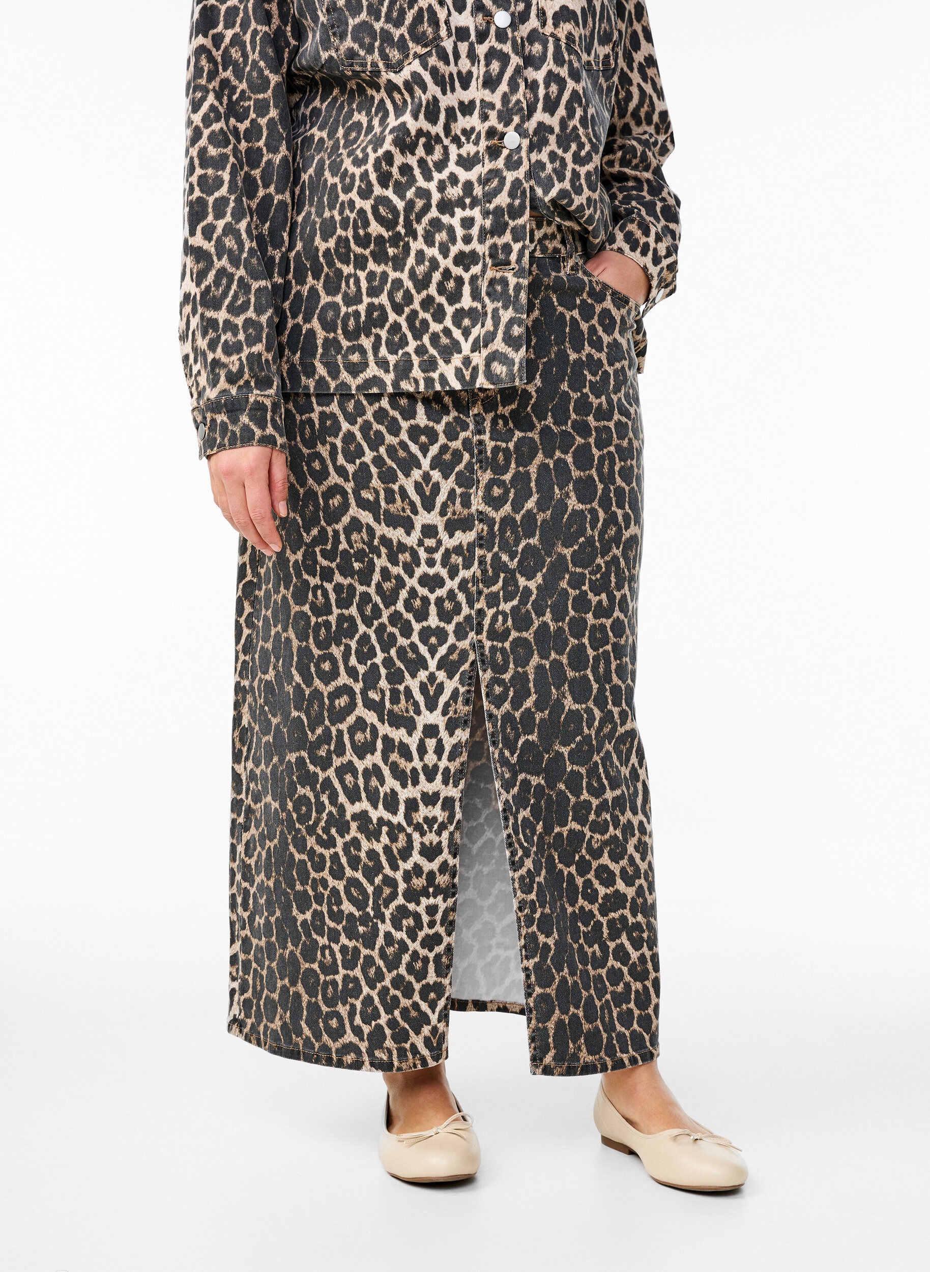 Zizzifashion Maxi skirt with leopard print and front slit, Leo AOP, Model image number 2