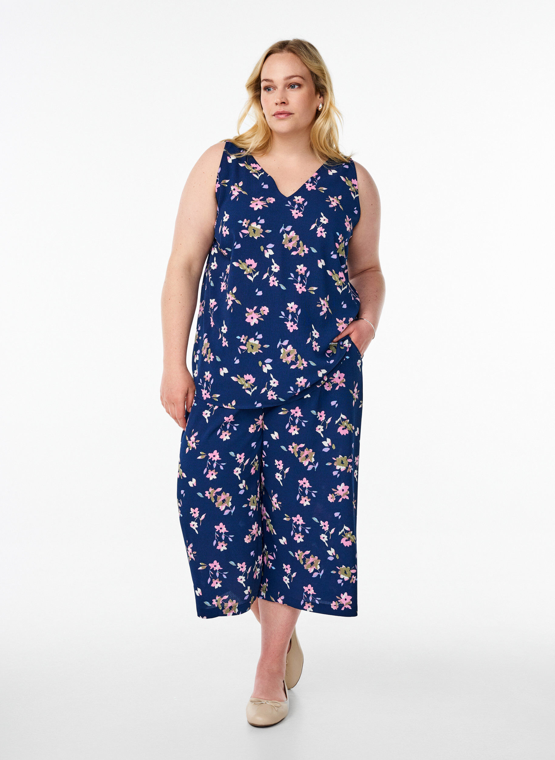 Zizzifashion Printed top with v-neck, Blue, Model image number 1