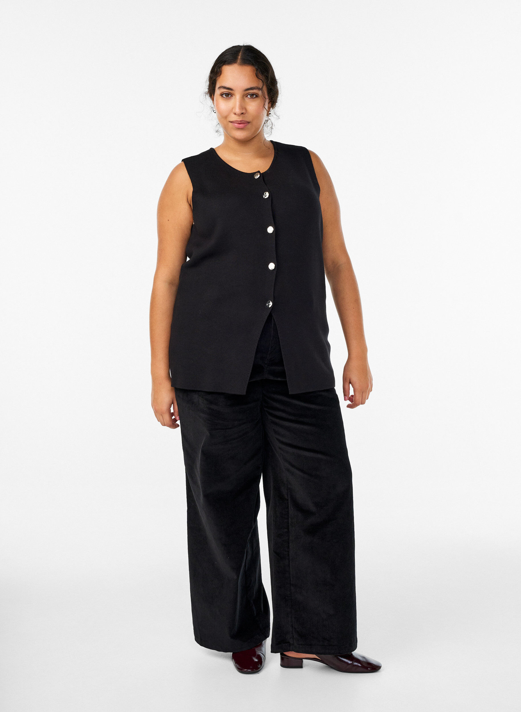High-waisted corduroy trousers with wide legs, Black, Model