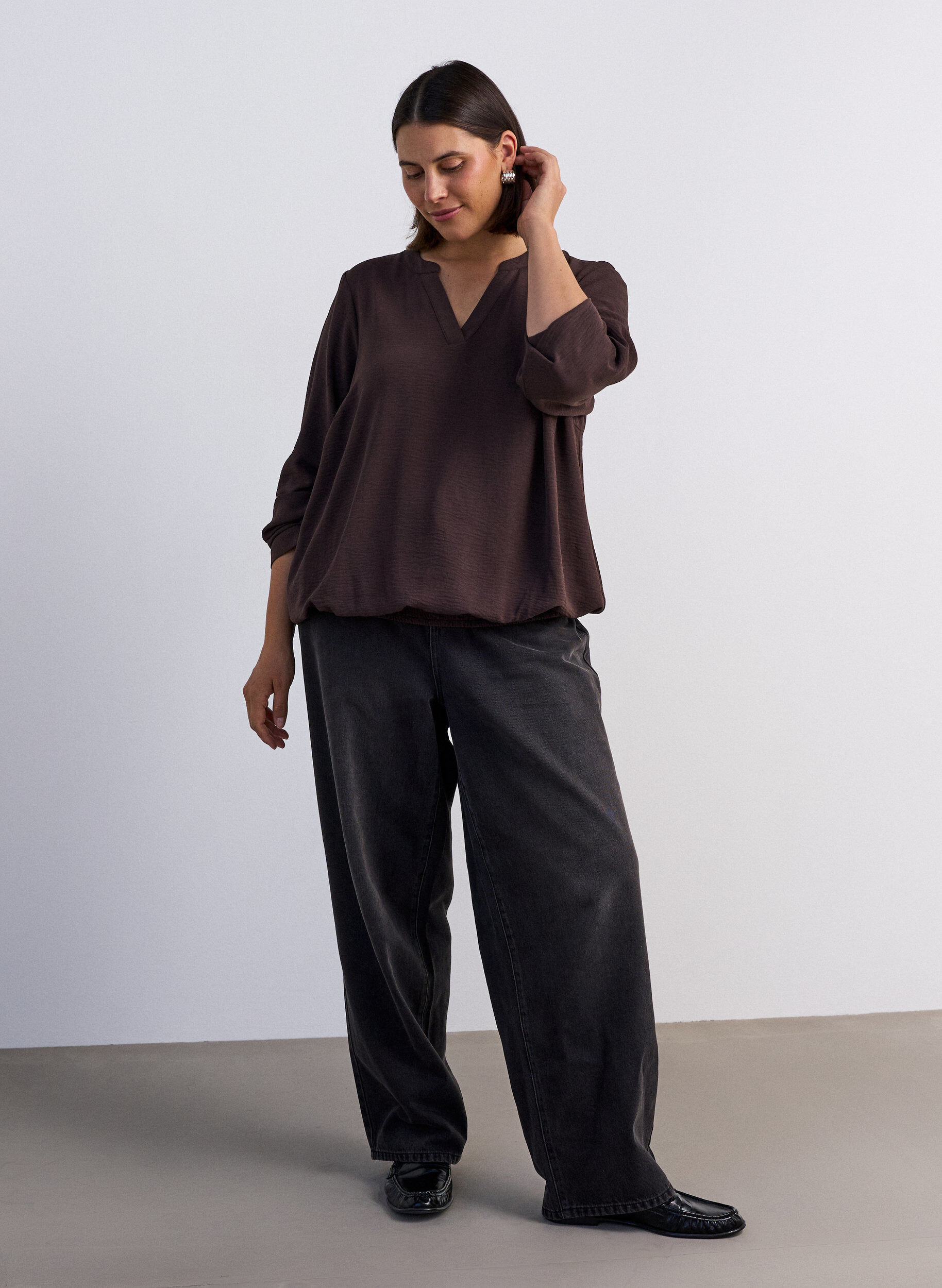 ZizzifashionBalloon silhouette blouse with V-neck, Brown, Model image number 1