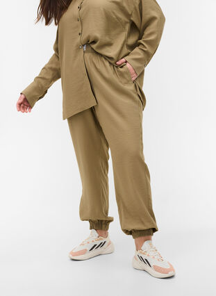 Loose viscose trousers with elastic borders and pockets, Timber Wolf, Model image number 3