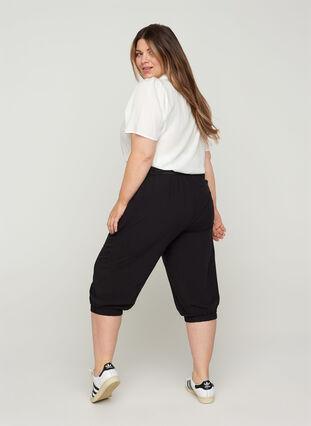 Loose 3/4-length trousers in viscose, Black, Model image number 1