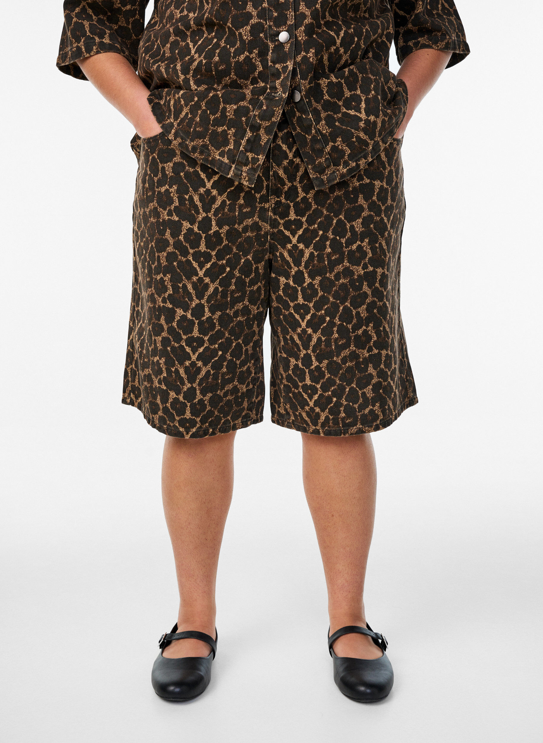 Zizzifashion Leopard print denim Bermuda shorts, Brown, Model image number 3