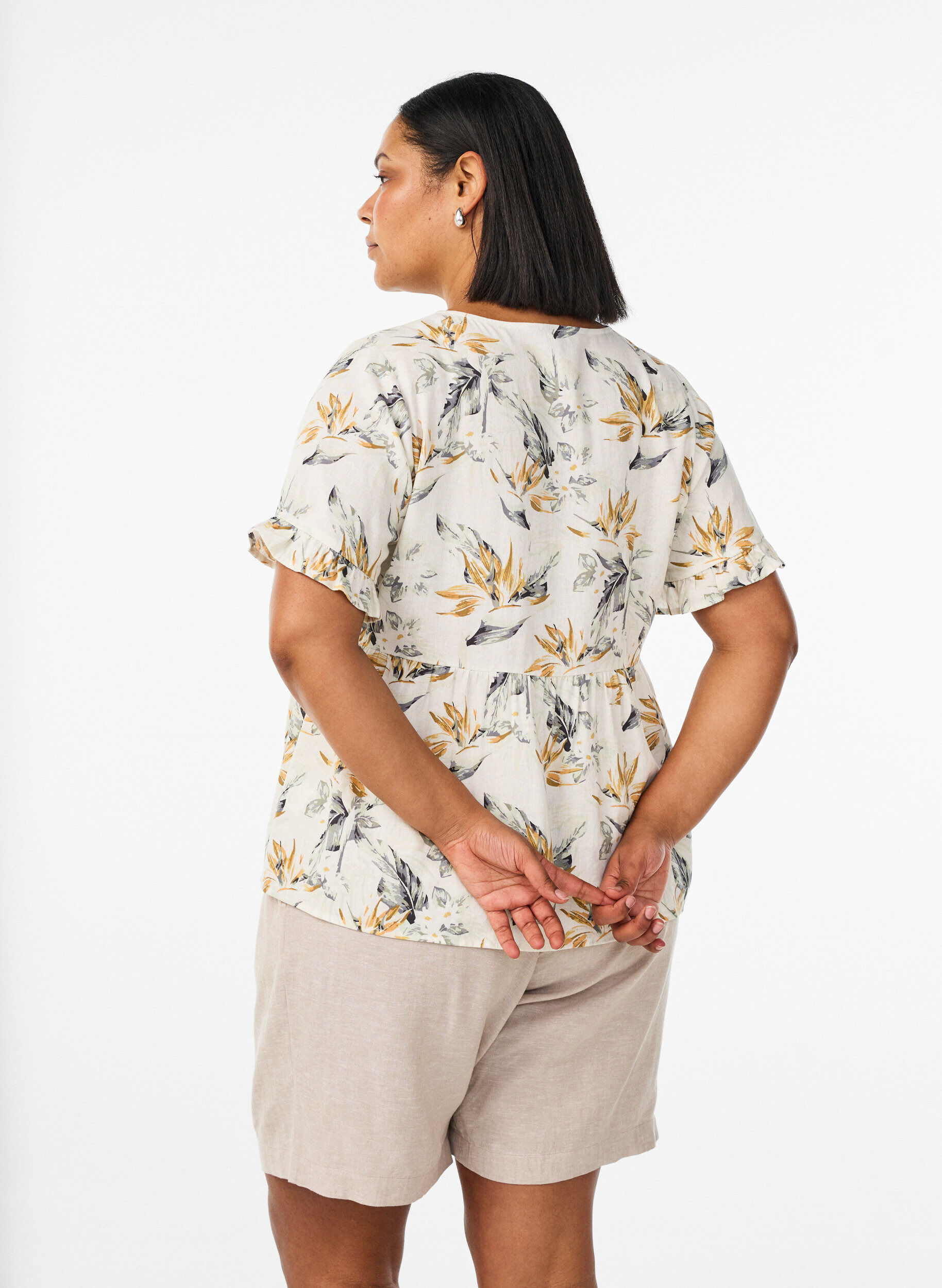 Zizzifashion High-waisted linen and viscose shorts, Beige, Model image number 2